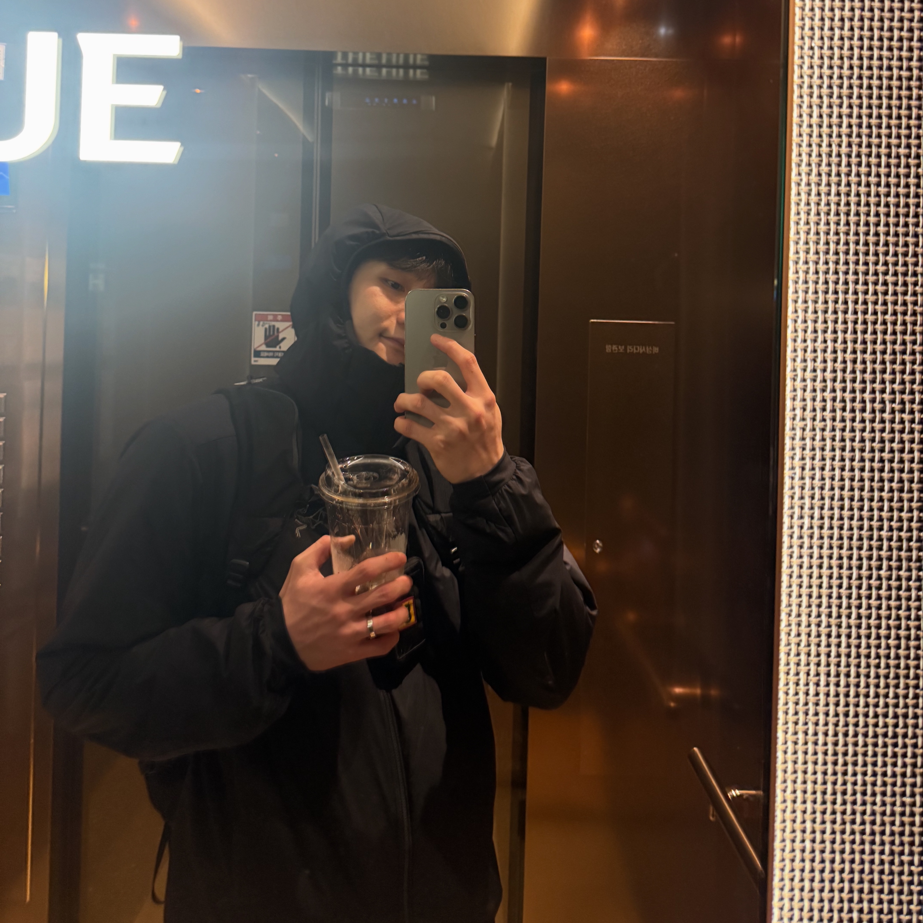 Arc'teryx Atom Hoody Black, Human Made Military Card Case Black 착용 스타일