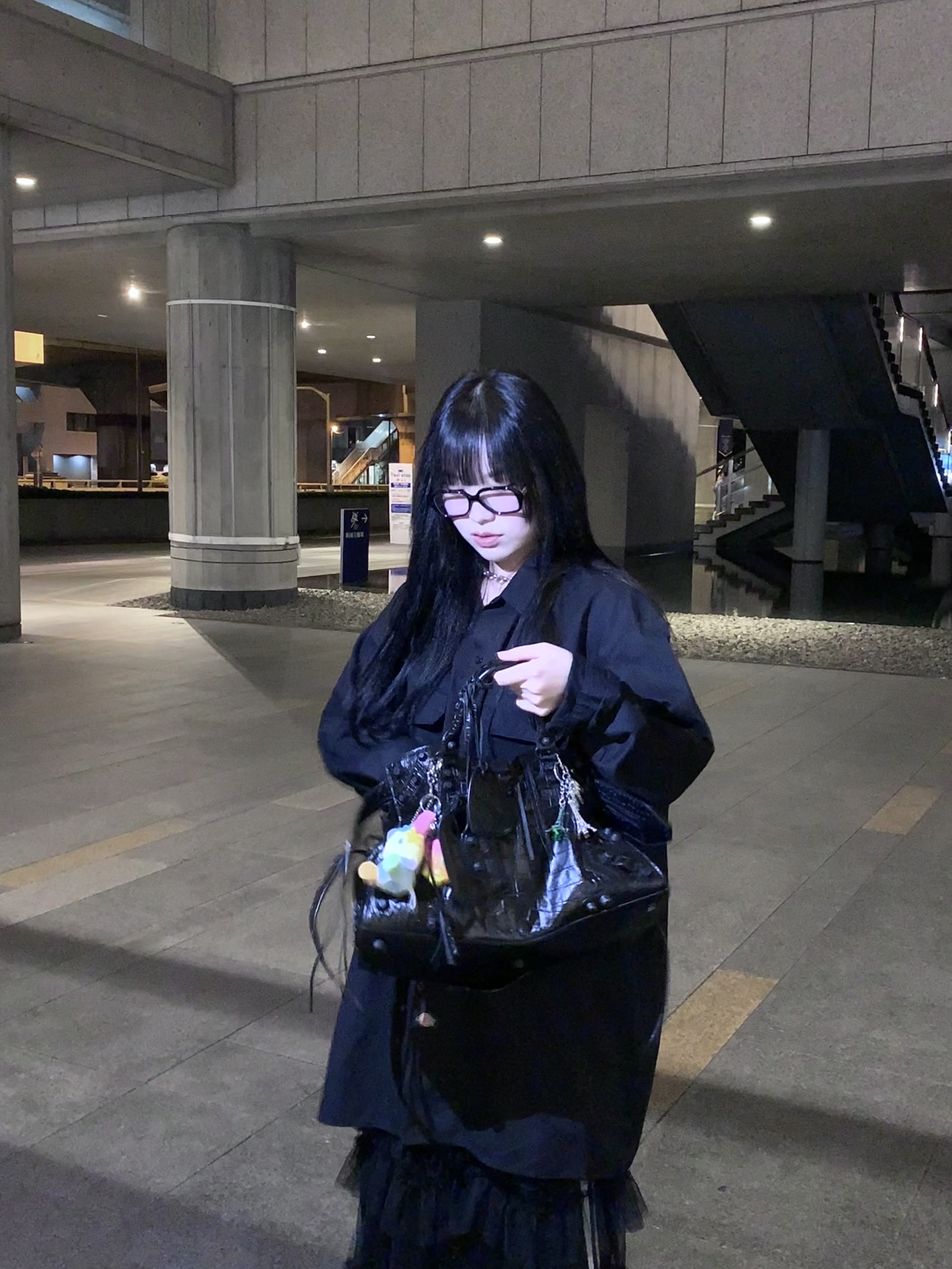 Balenciaga Neo Cagole City Handbag Black 착용 스타일