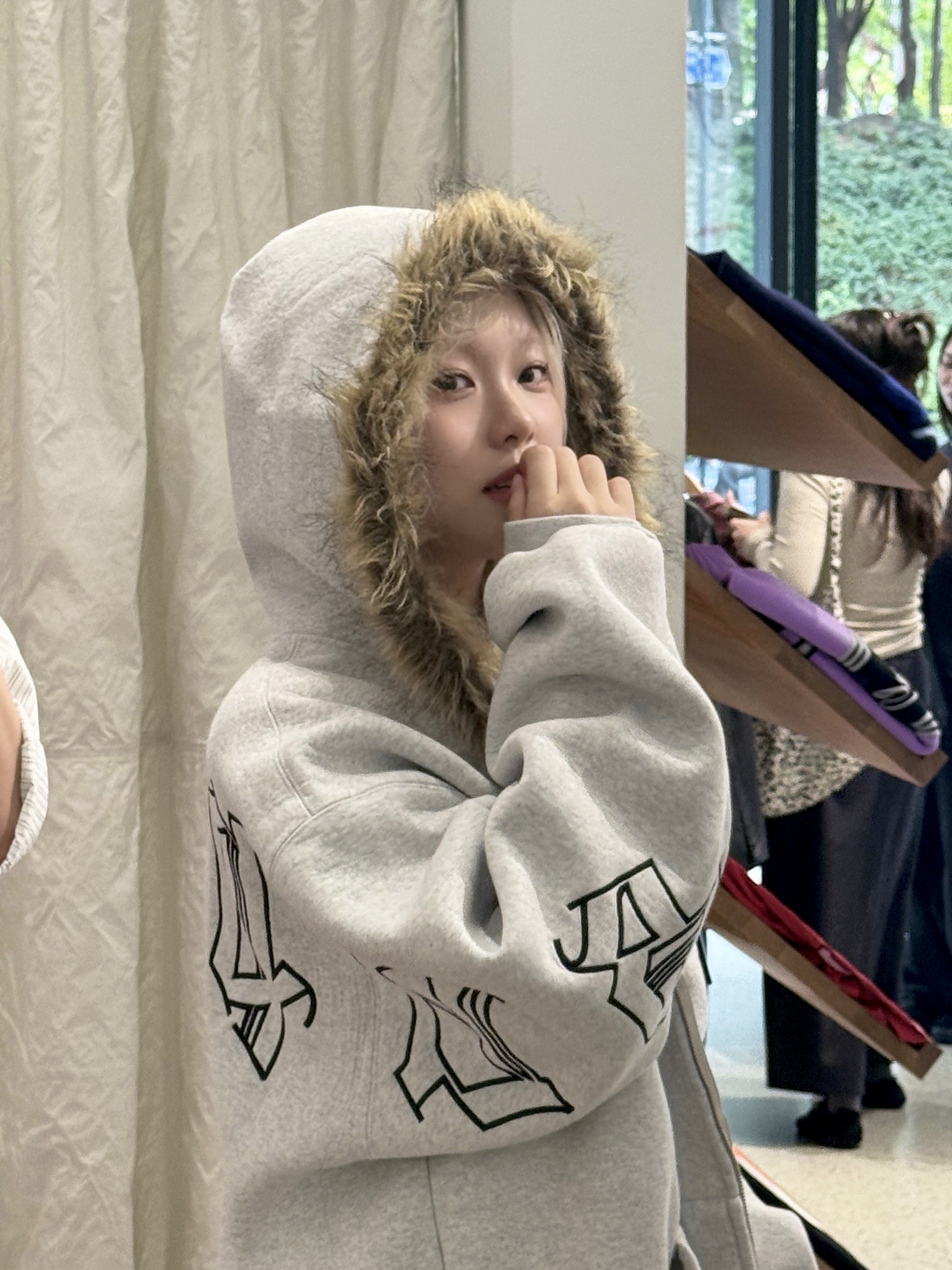 Supreme Faux Fur Zip Up Hooded Sweatshirt Ash Grey - 25FW 착용 스타일 - 2