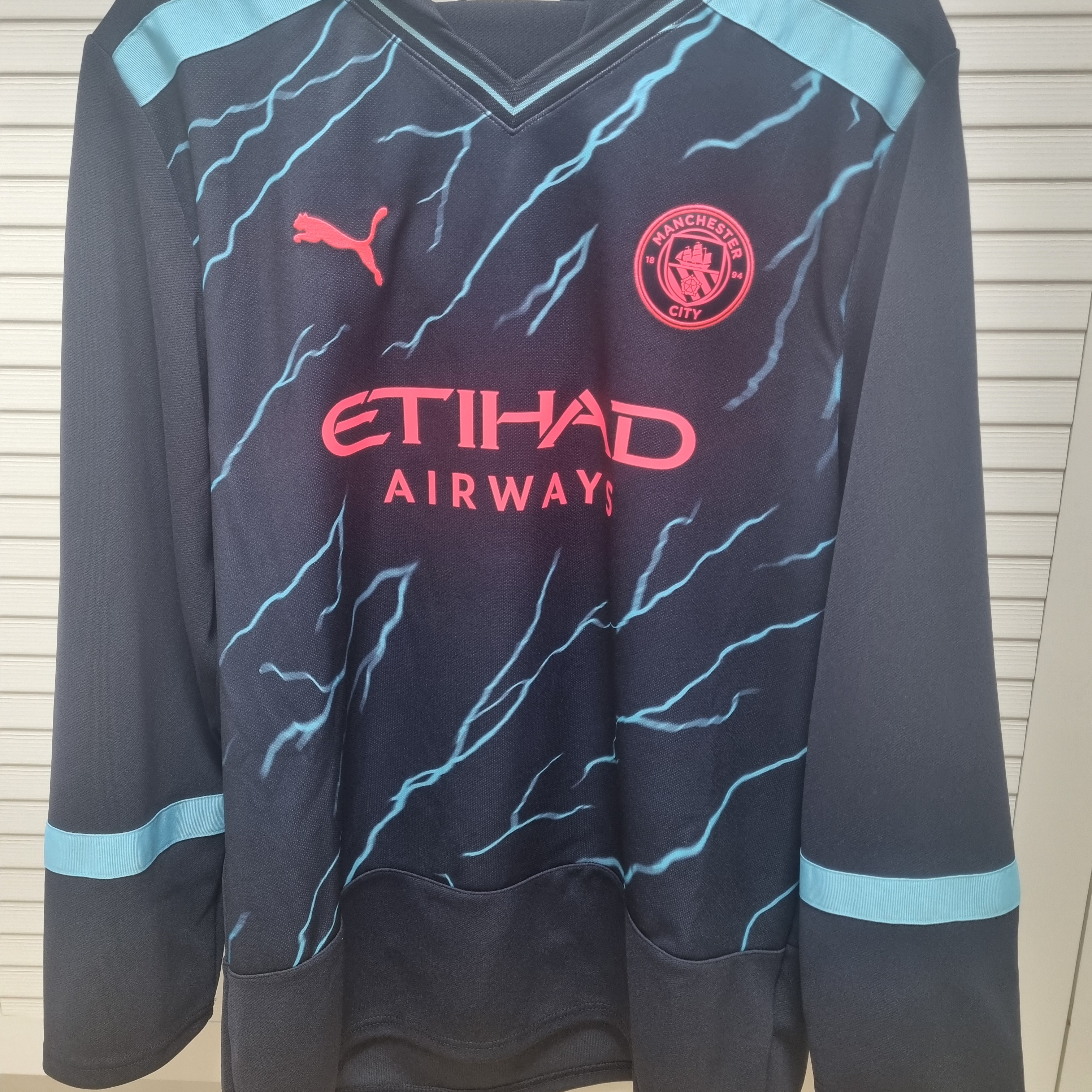 Puma Manchester City 2023/24 Oversize Winter Jersey Navy (Non Marking Ver.) 착용 스타일