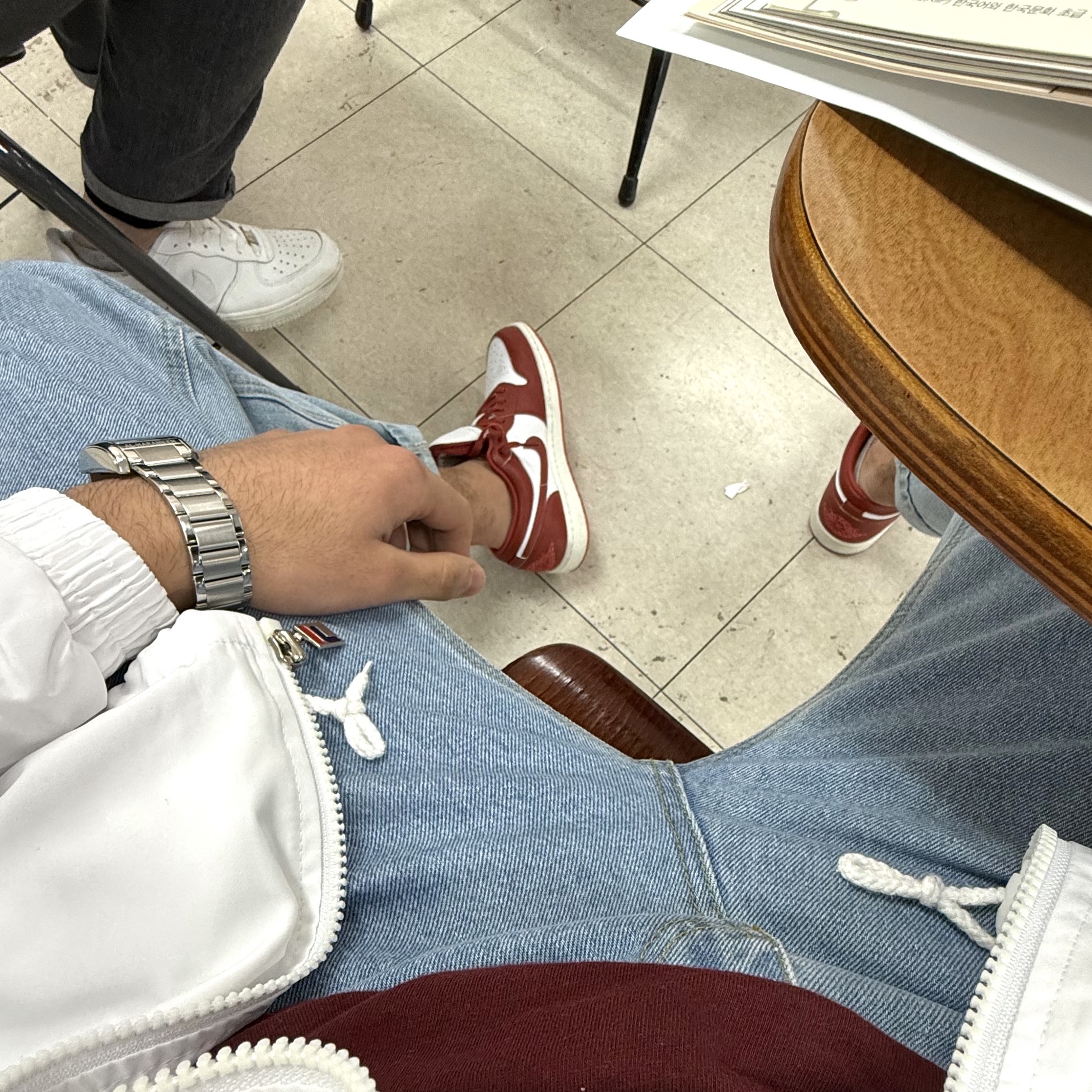 Jordan 1 Low SE Dune Red White 착용 스타일
