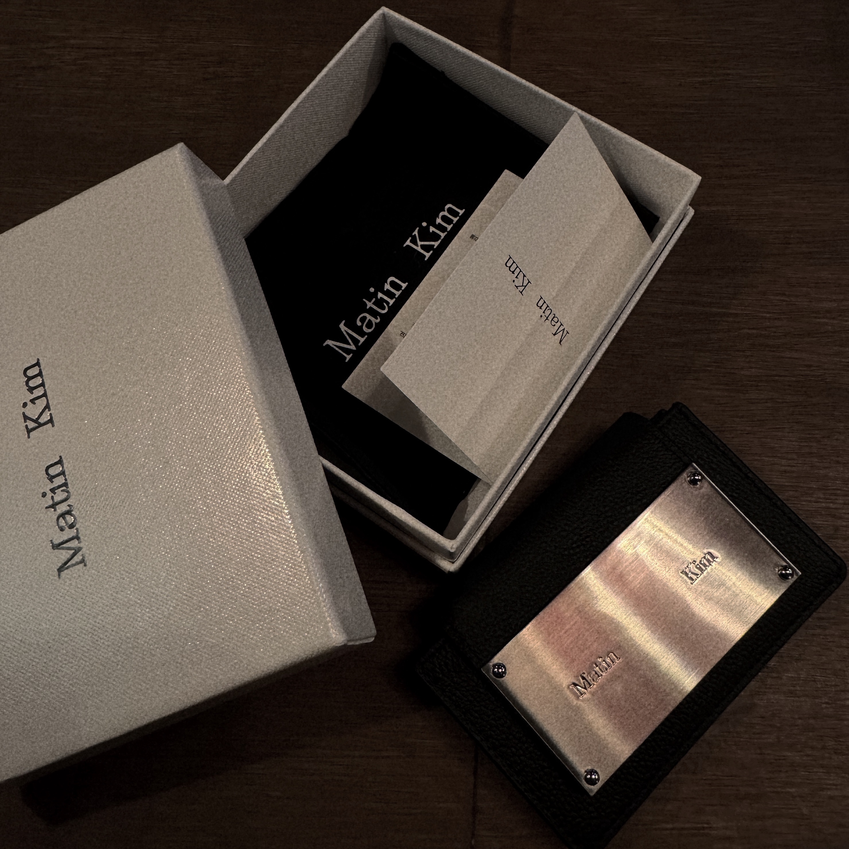 Matin Kim Accordion Wallet Black 착용 스타일