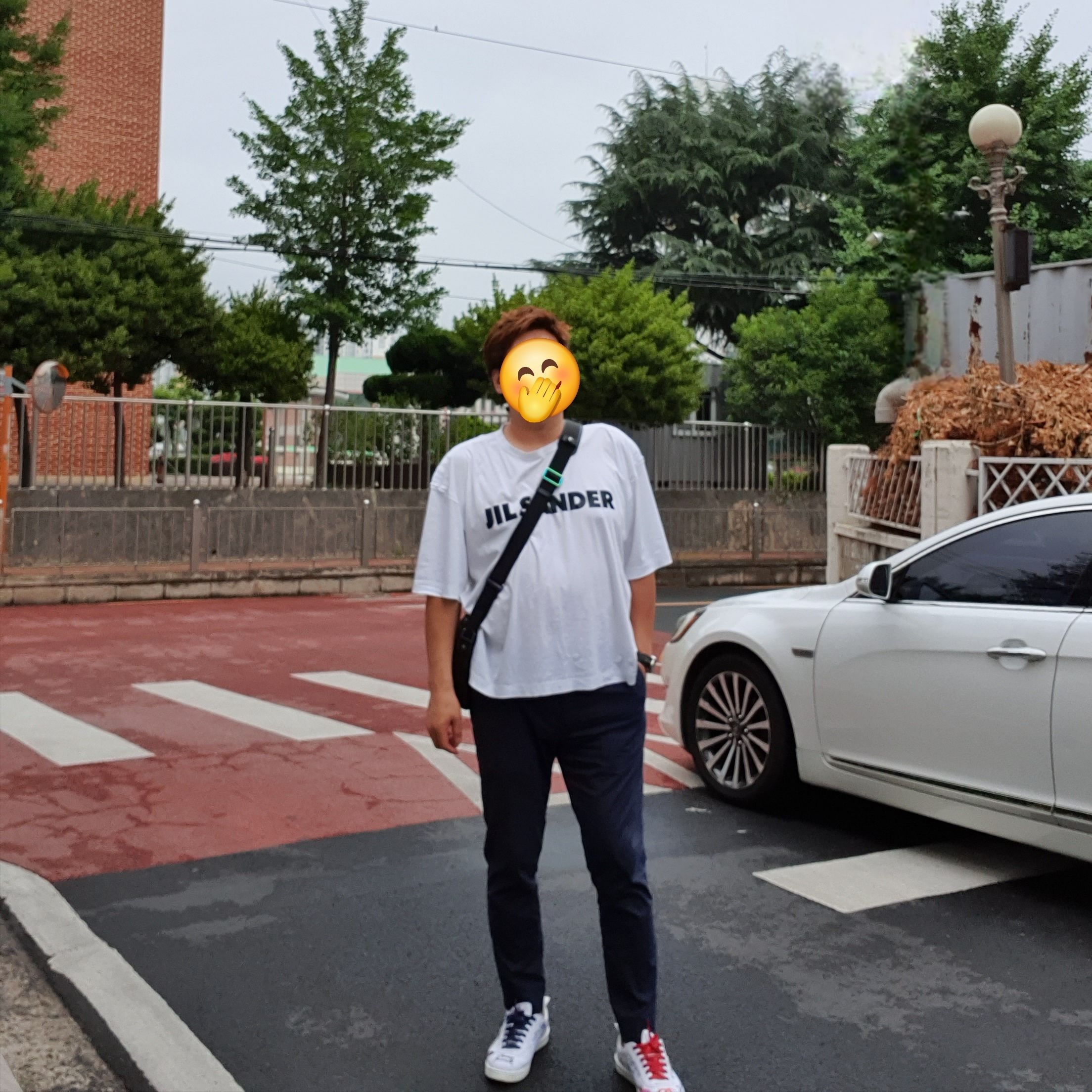 Chanel x Pharrell Wiliams Sneakers White Graffiti, Jil Sander Logo T-Shirt Natural 착용 스타일 - 1