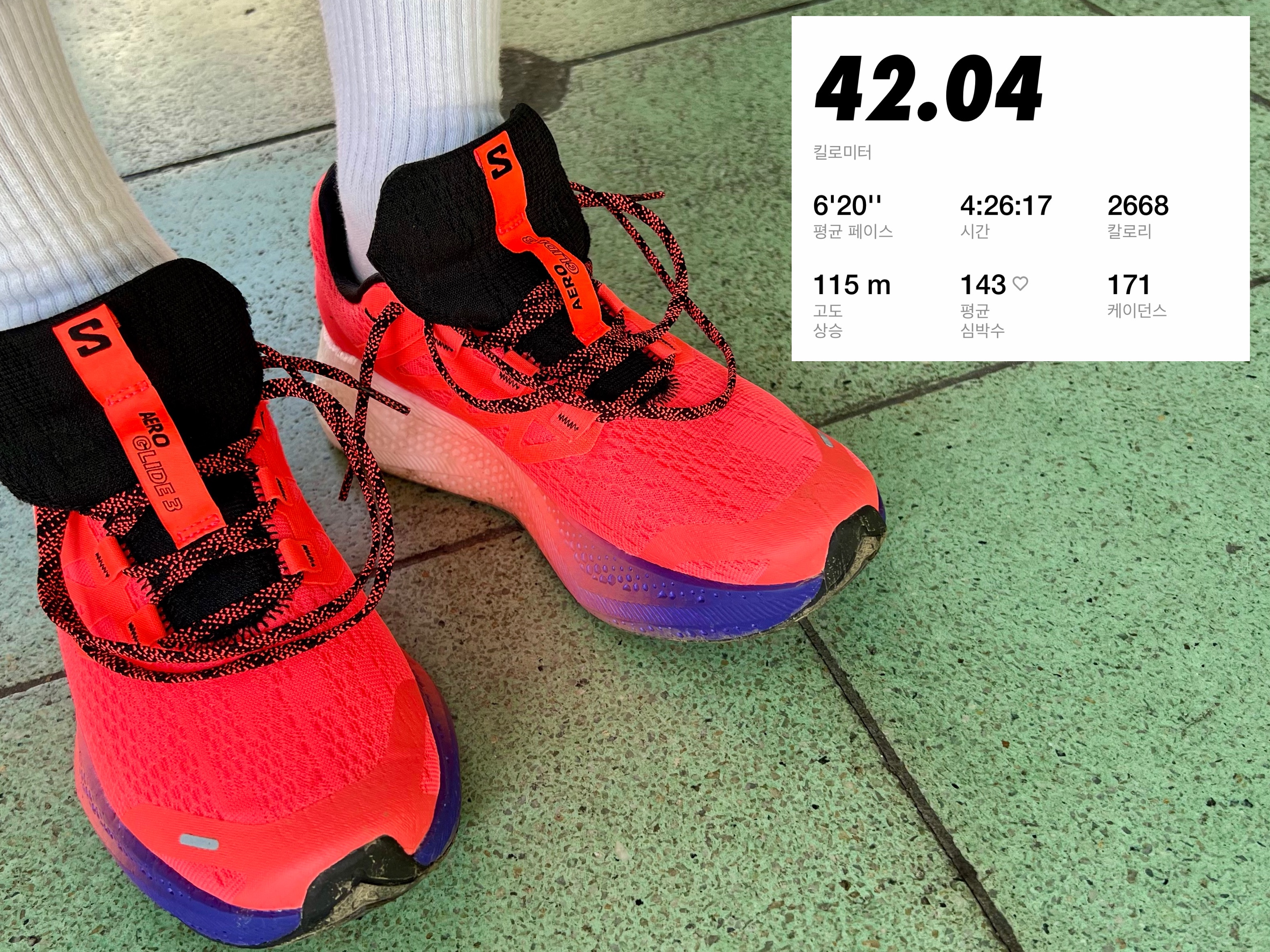 Salomon Aero Glide 3 Gradient Neon Flame White 착용 스타일