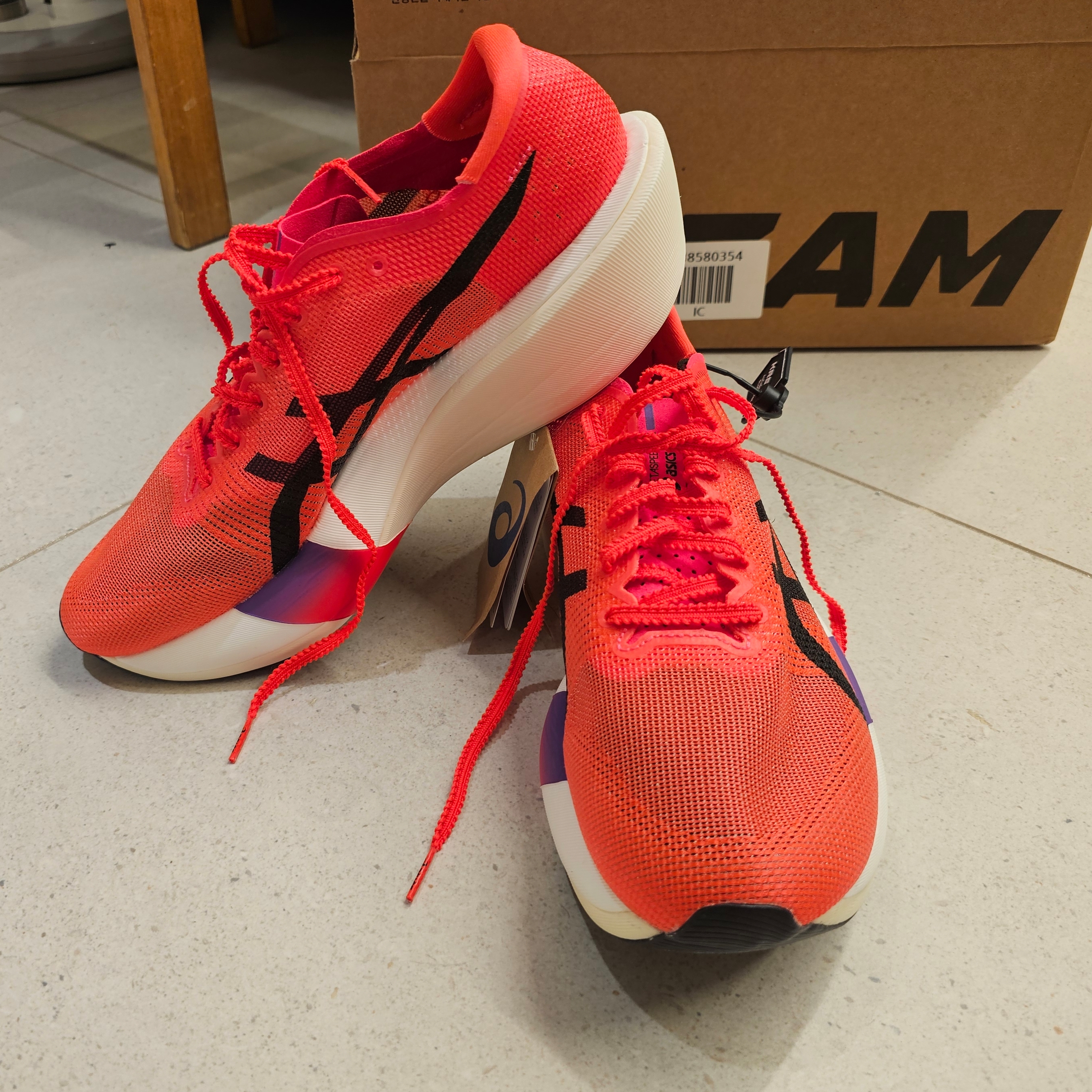 Asics Metaspeed Edge Tokyo Flash Red Black 착용 스타일 - 1