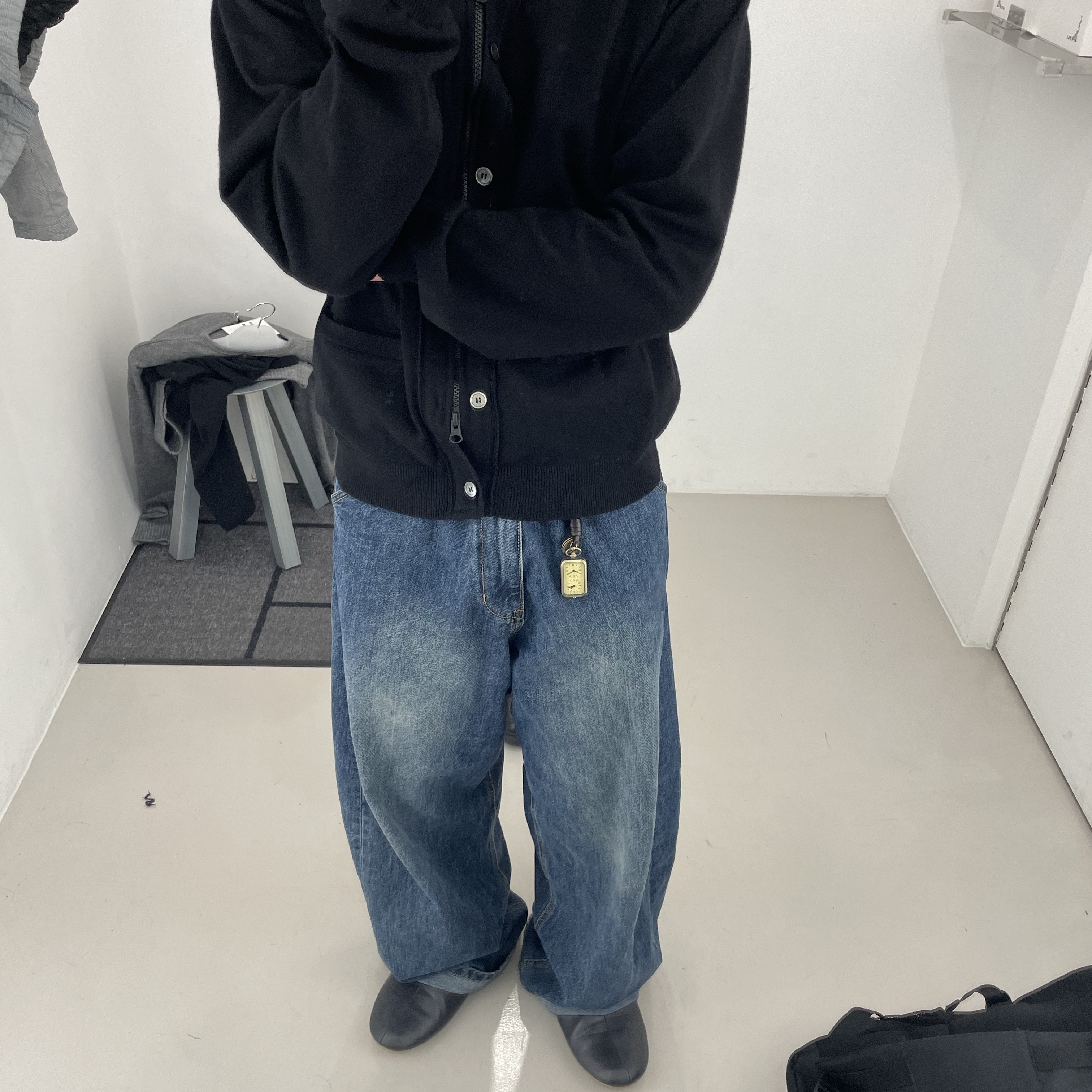 Hatchingroom Wide Curve Jeans Washed Blue, Hatchingroom Layer Cardigan M.Grey 착용 스타일 - 2