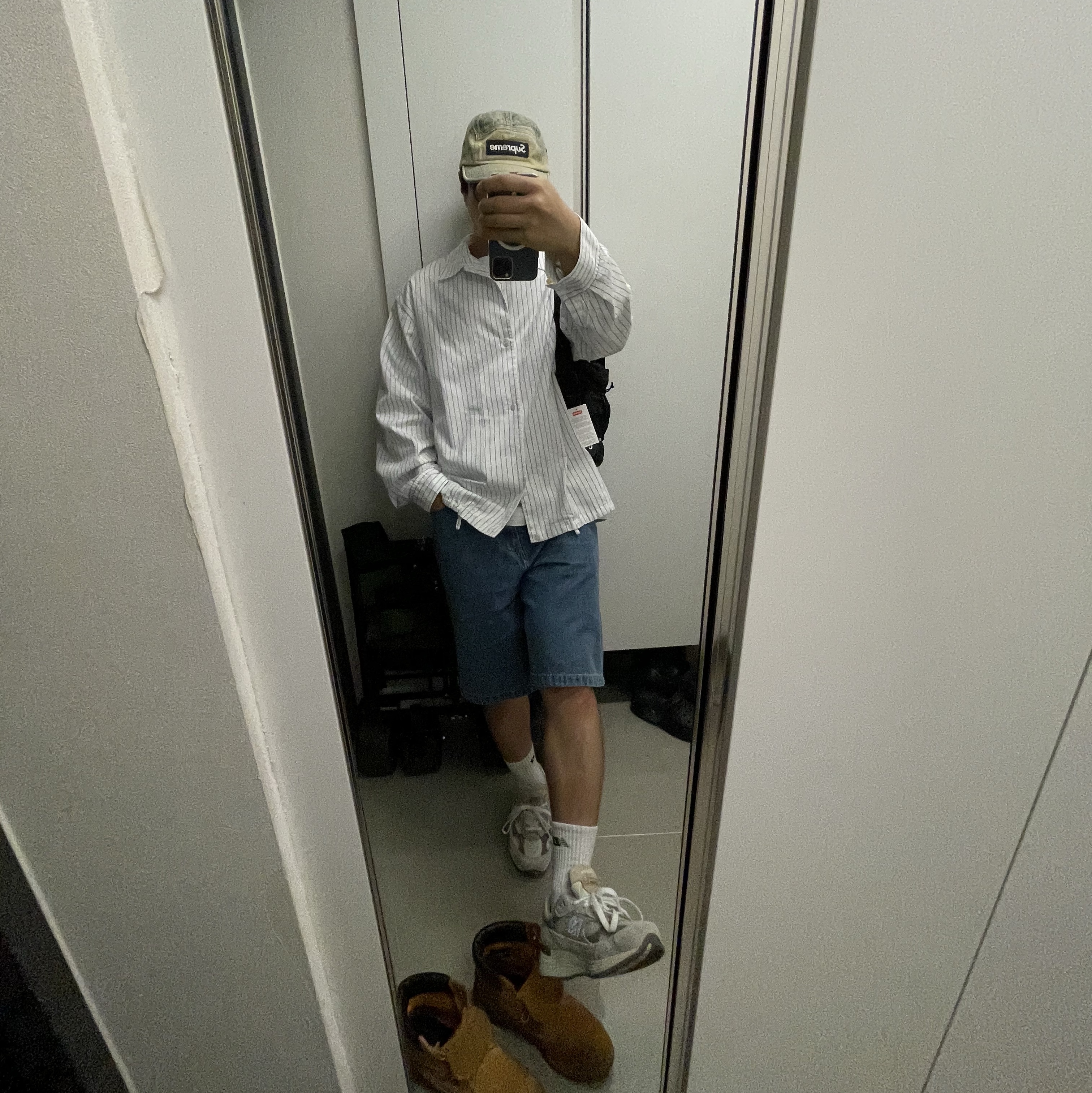 Supreme Denim Shoulder Bag Black - 25FW, Supreme Washed Chino Twill Camp Cap Dirty Indigo - 24SS 착용 스타일