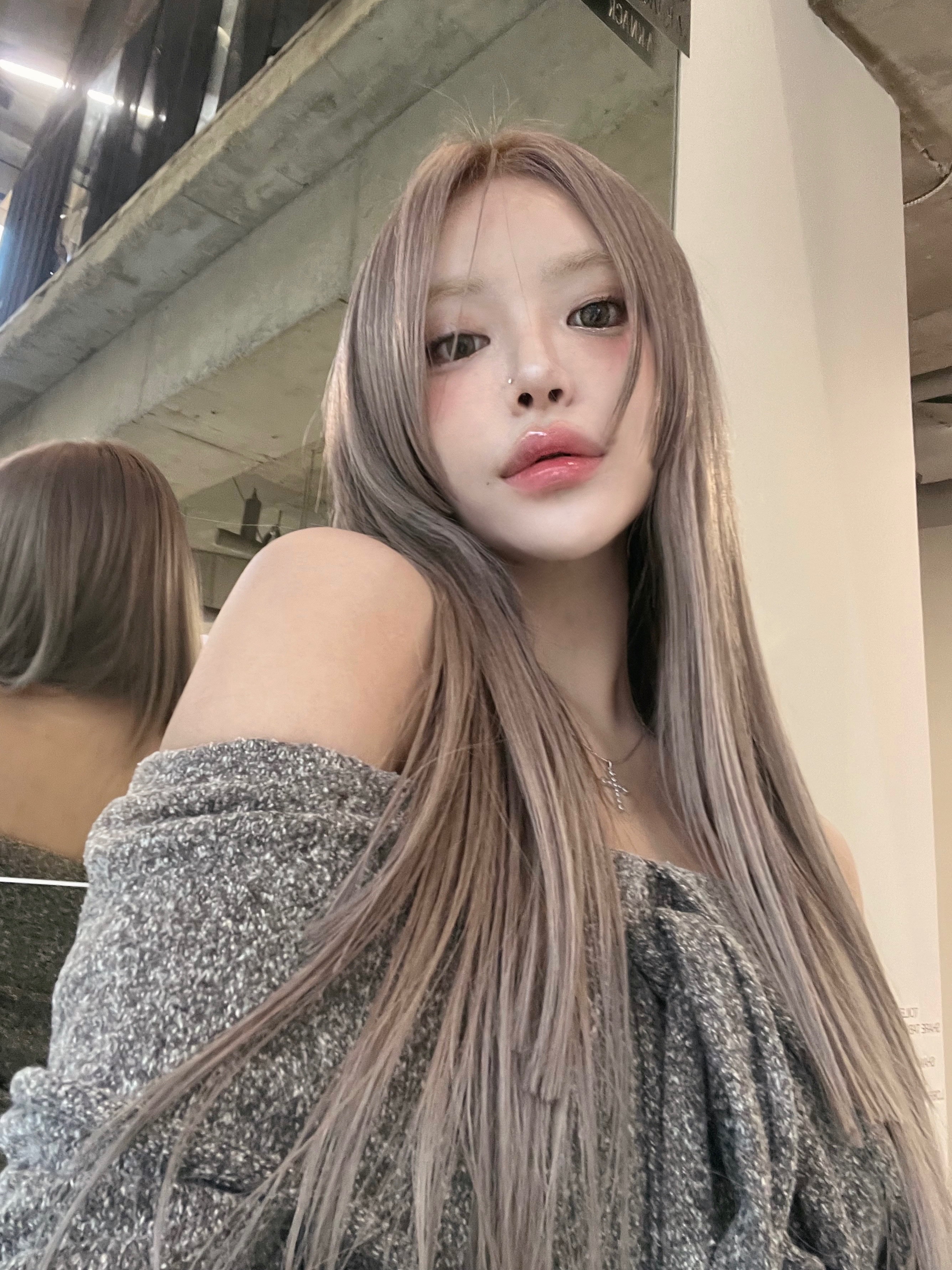 NUMBERING #3729 Round Brilliant Gradient Cross Necklace White 착용 스타일 - 1