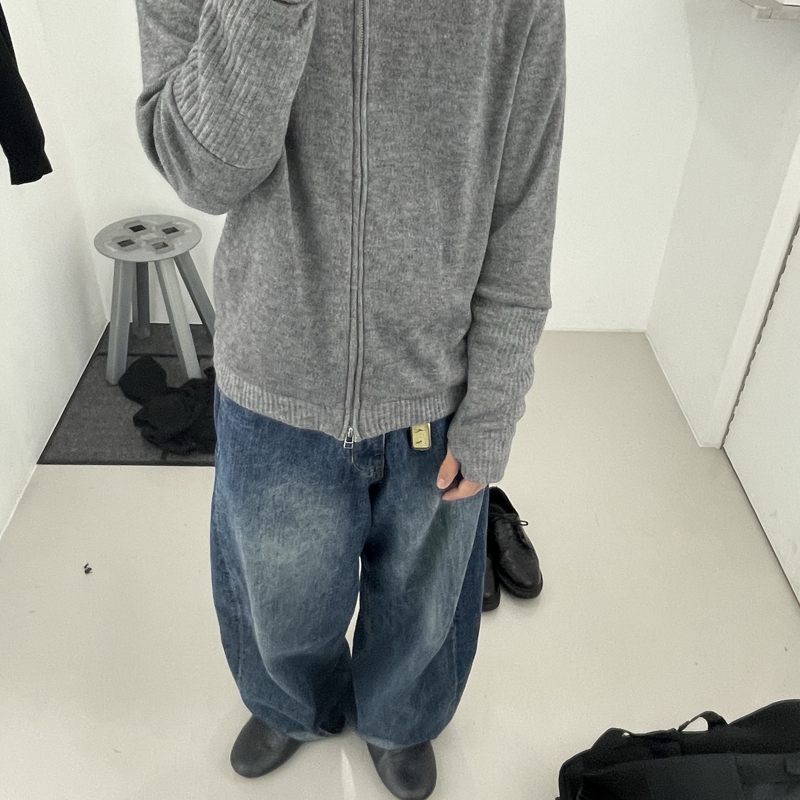 Hatchingroom Wide Curve Jeans Washed Blue, Hatchingroom Layer Cardigan M.Grey 착용 스타일 - 1