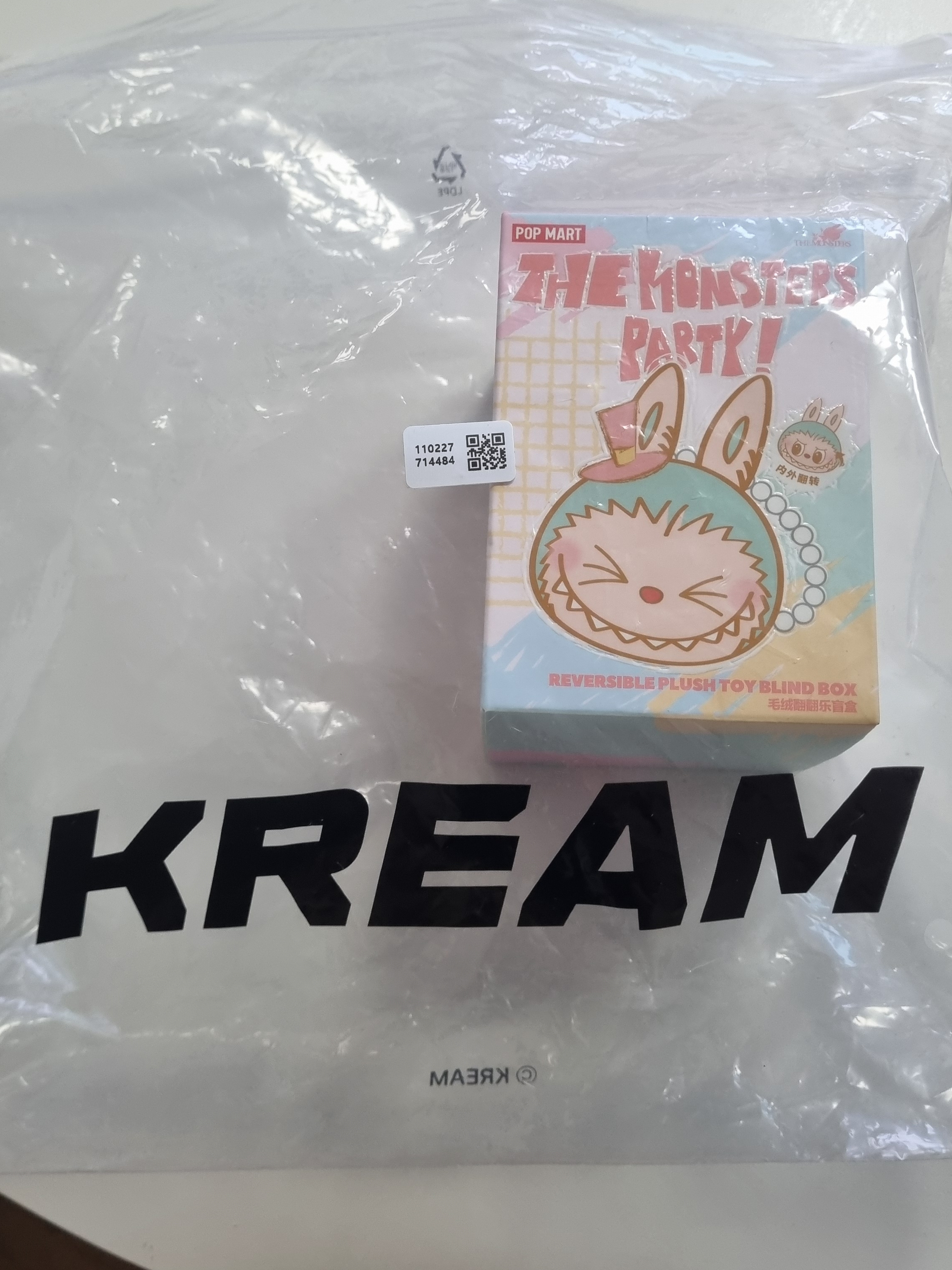 Pop Mart Labubu Party Series Reversible Plush Pouch Sealed Case (1 Blind Box) 착용 스타일