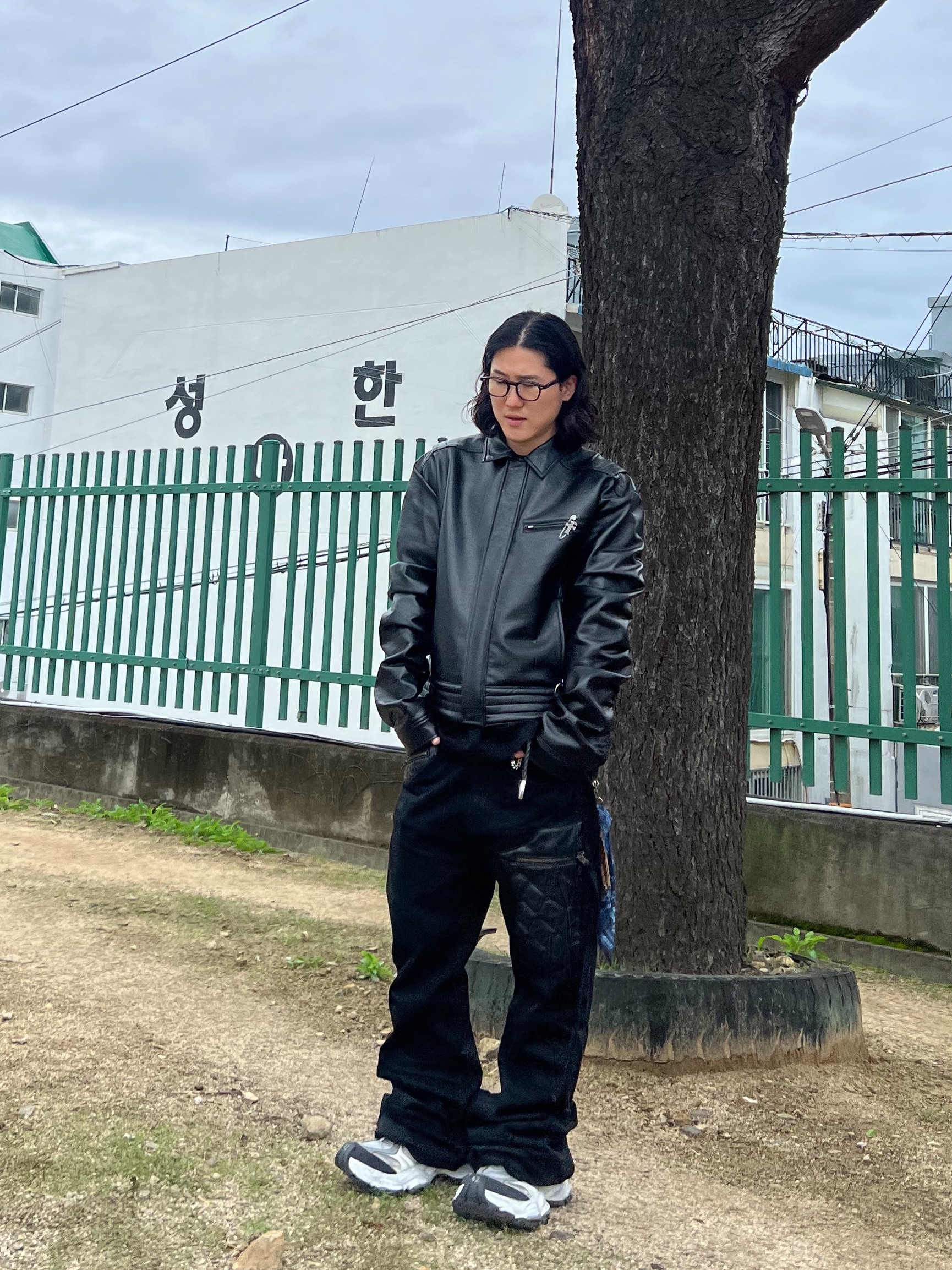 Balenciaga Cargo Sneakers White Grey 착용 스타일 - 2