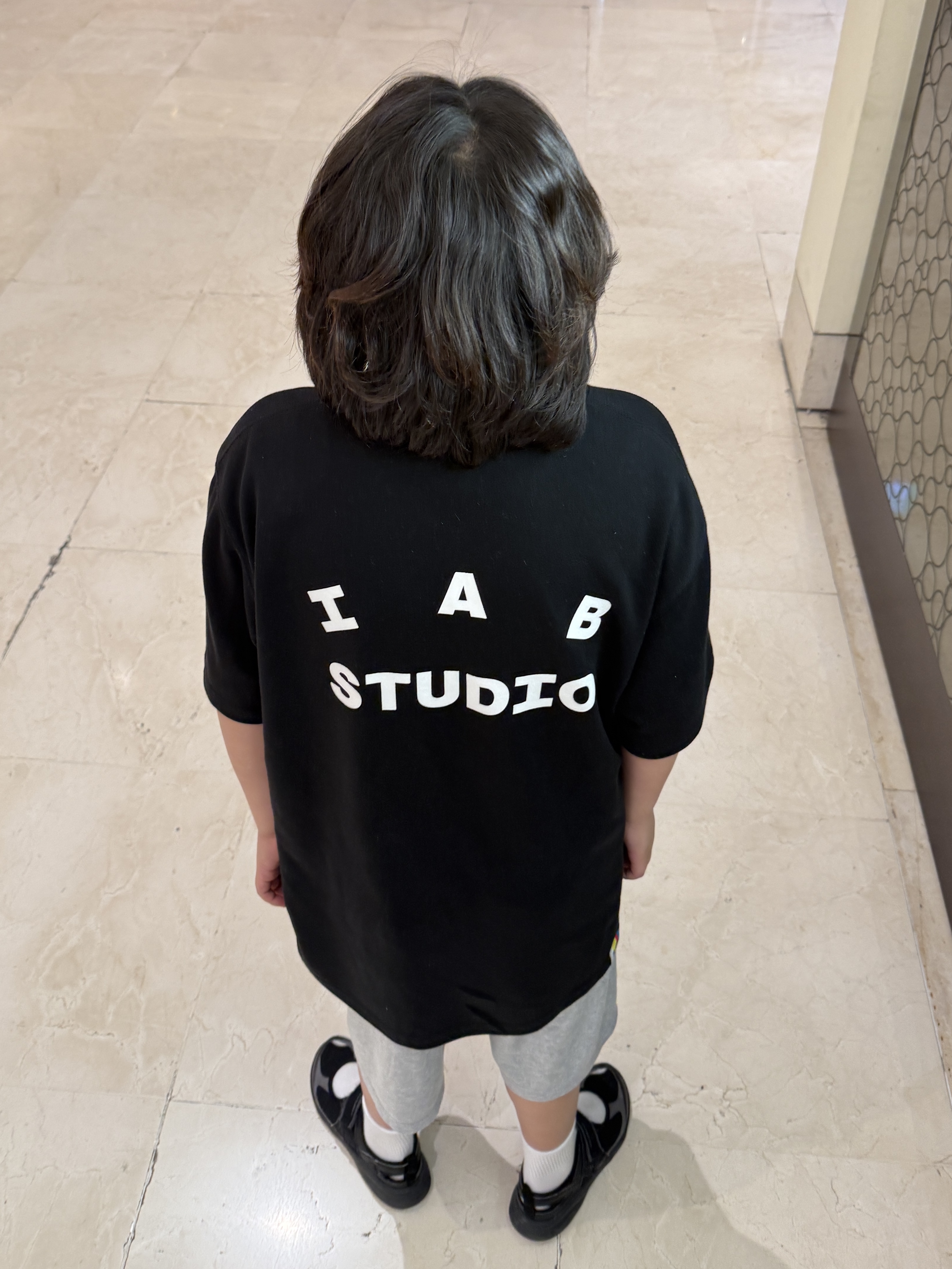 (W) New Balance Breeze SD2202 Black, IAB Studio 10th Anniversary T-Shirts Pack White & Black (2 Pack) 착용 스타일 - 3
