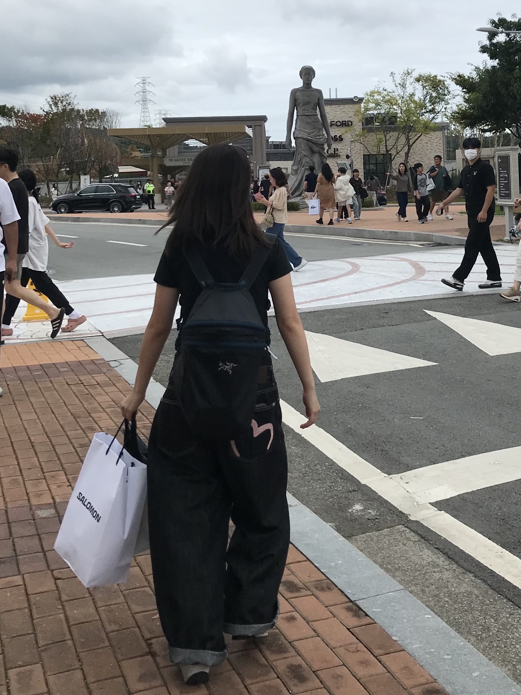 Arc'teryx Heliad 15 Backpack Lodestar, (W) Adidas Country OG Wonder Quartz Core Black 착용 스타일 - 2