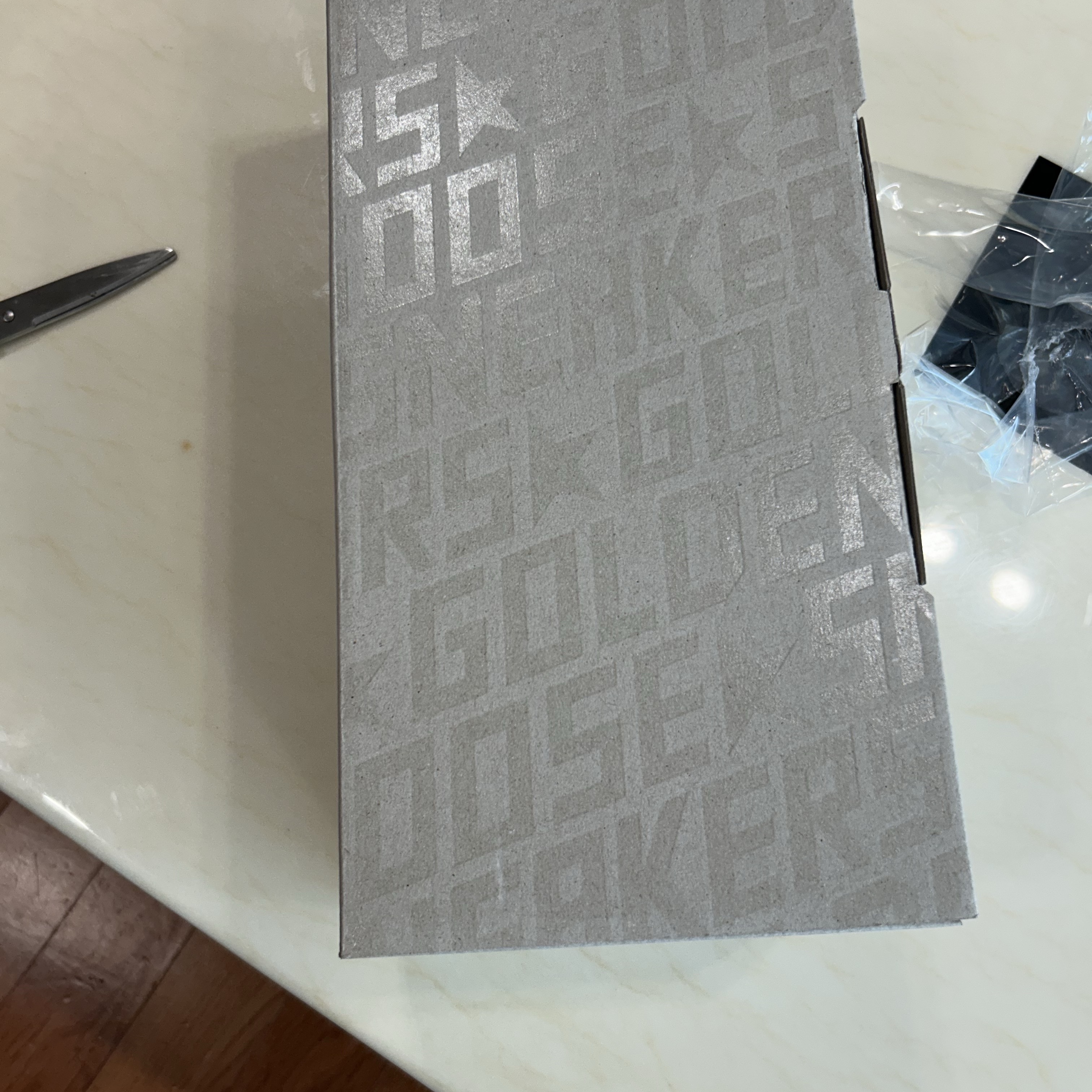 Golden Goose Superstar White Silver Heel Tab Sneakers 착용 스타일 - 1