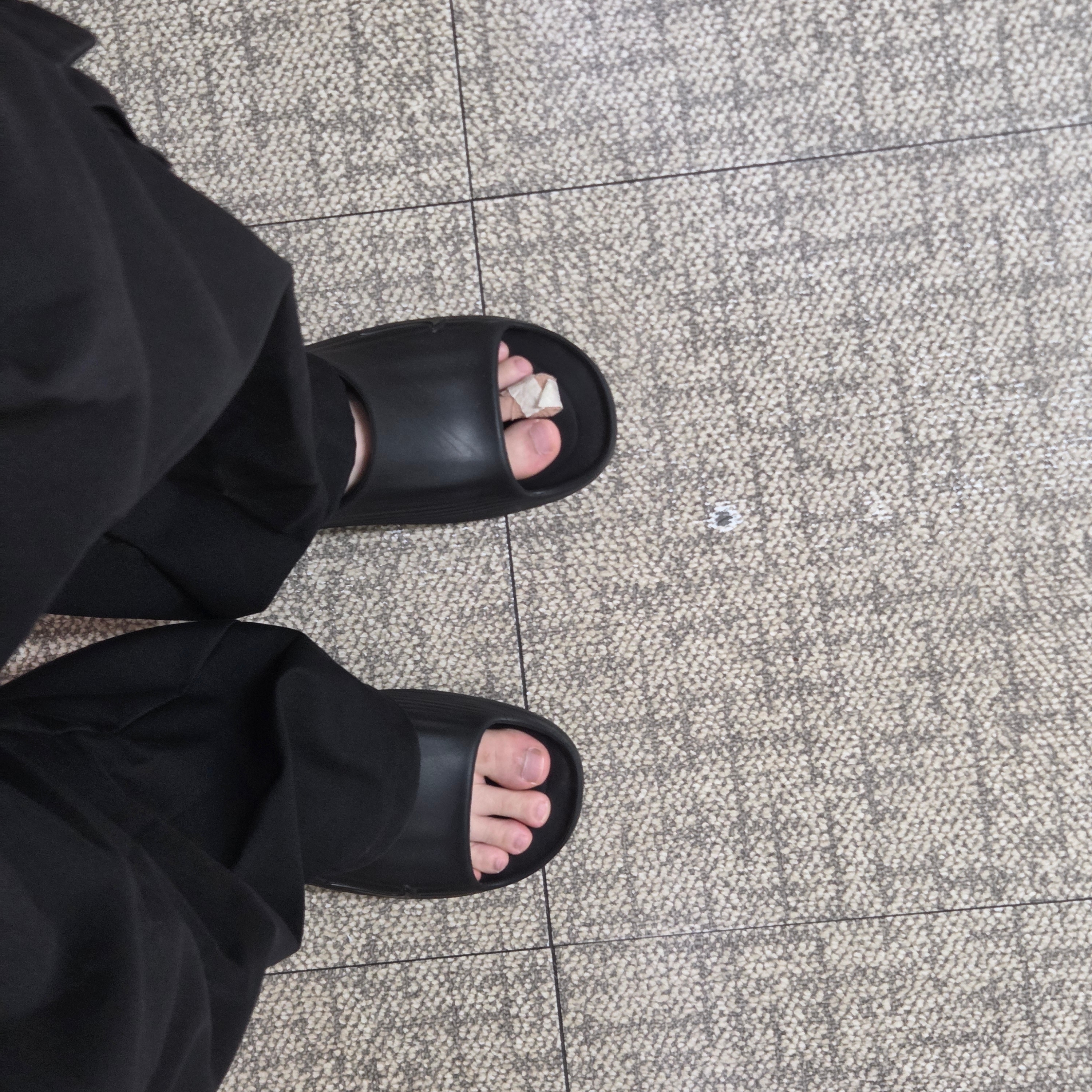 Nike ReactX Rejuven8 Slide Black 착용 스타일