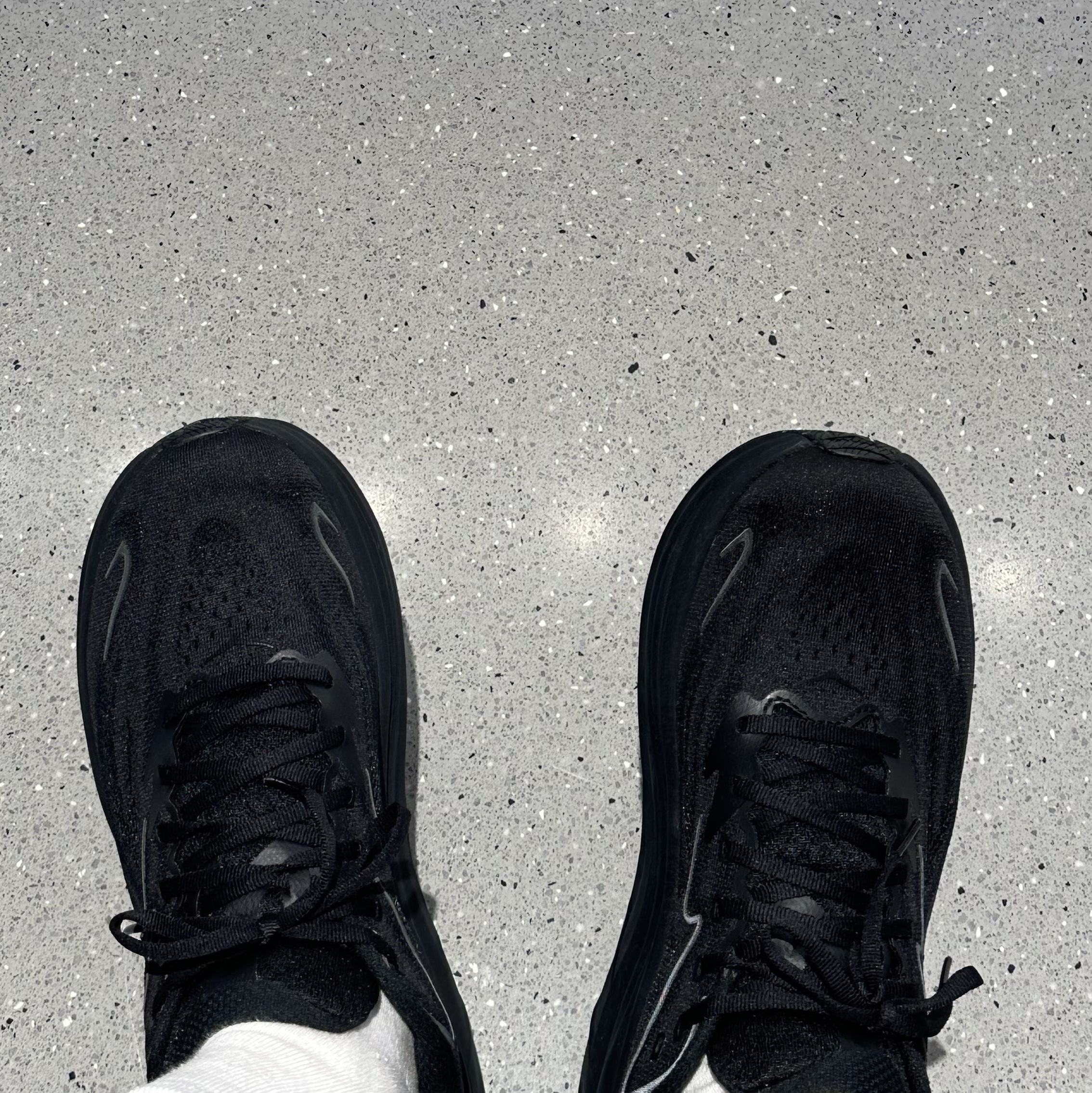 Hoka Clifton 10 Black - Wide 착용 스타일