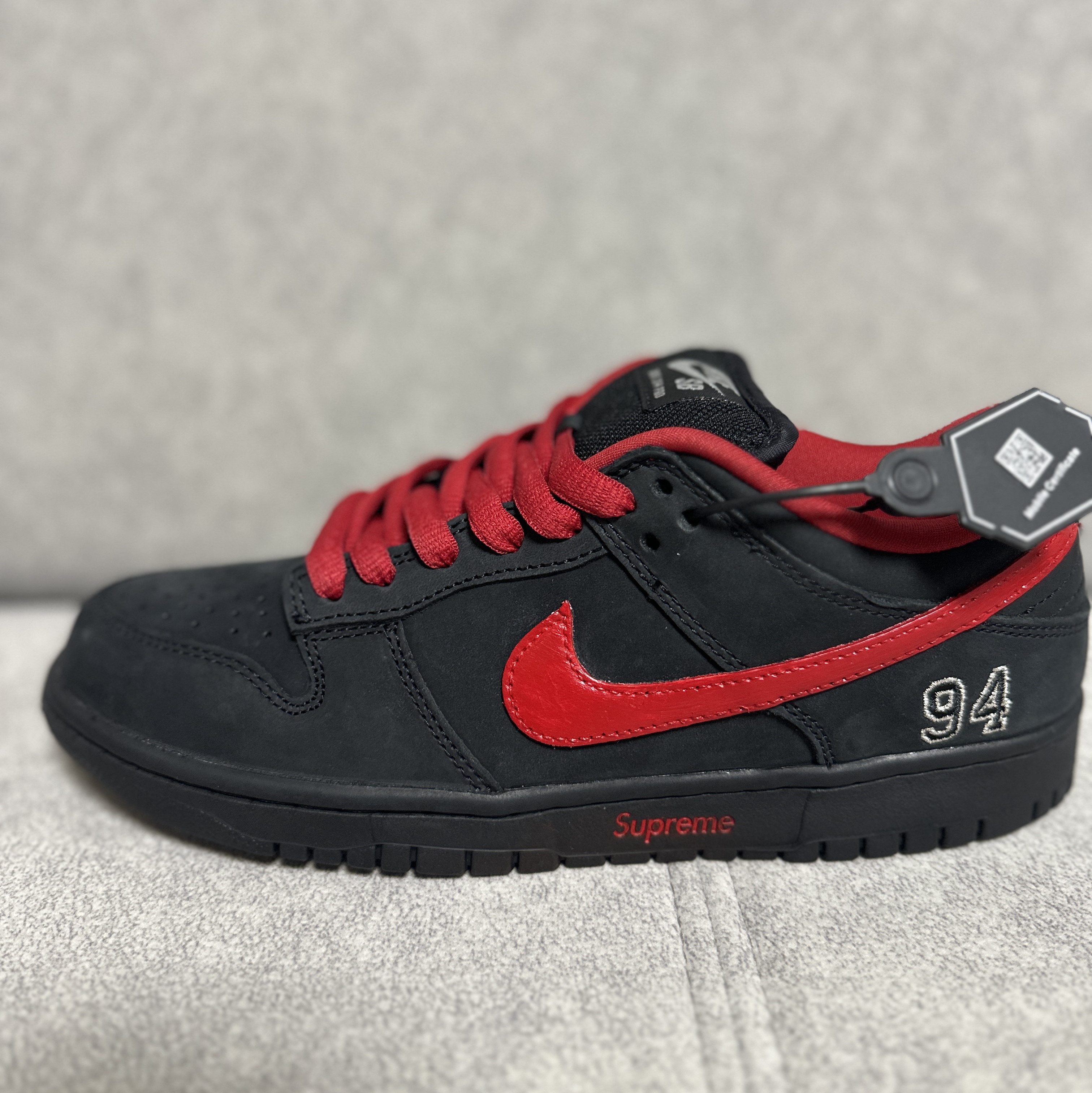 Nike x Supreme SB Dunk Low Black 착용 스타일 - 1