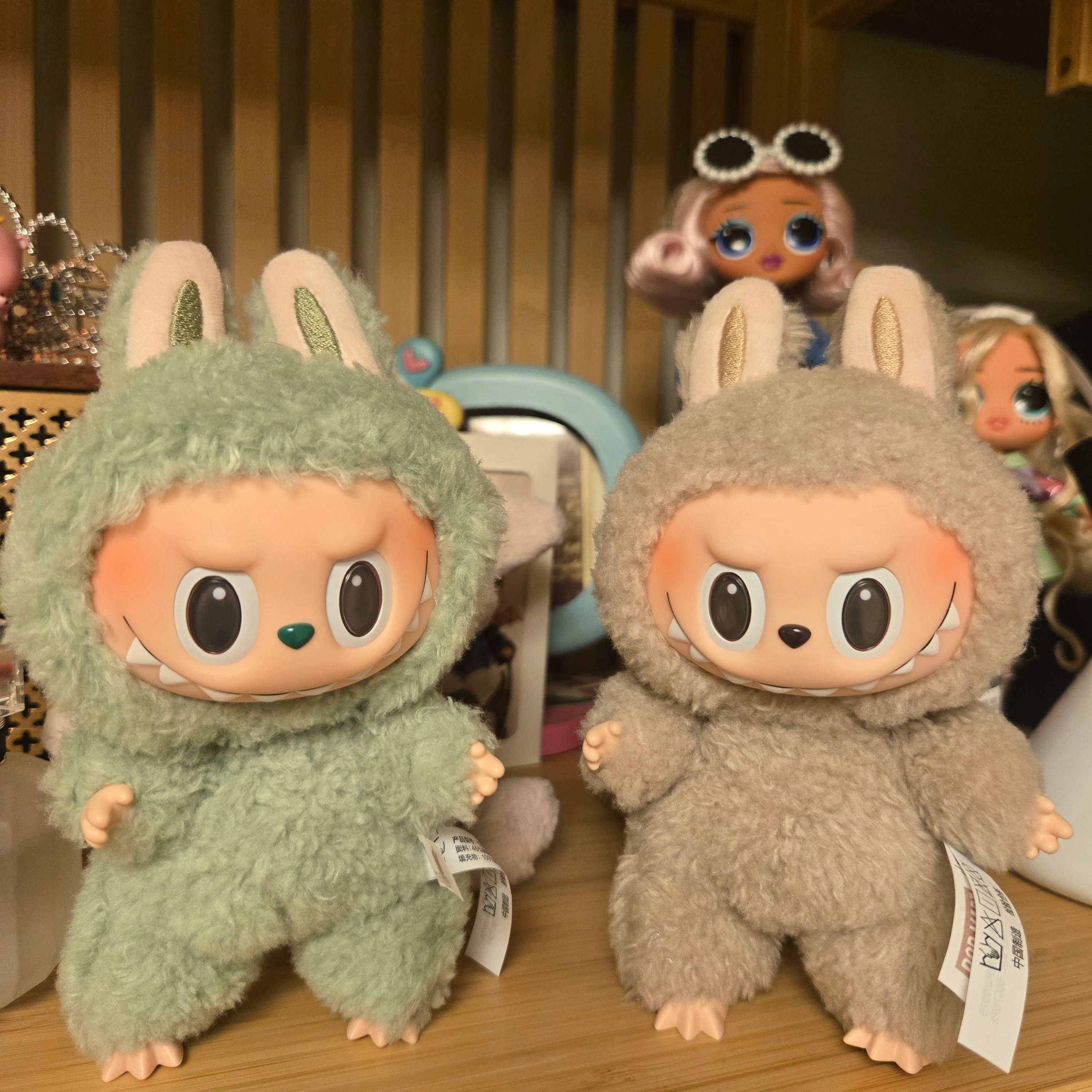 Pop Mart The Monsters Labubu Tasty Macarons Series Sealed Case (6 Blind Boxes) 착용 스타일