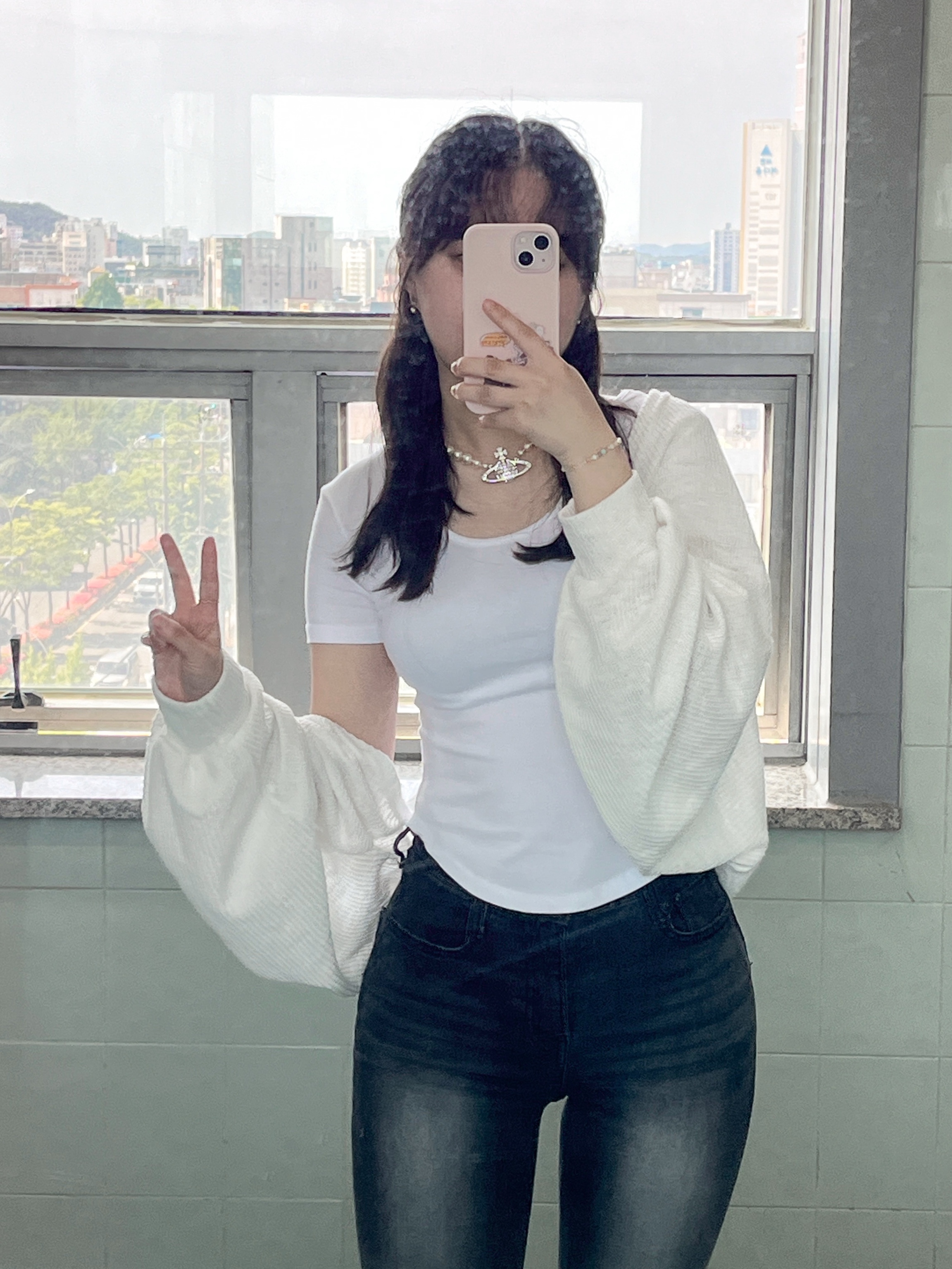 Vivienne Westwood One Row Pearl Bas Relief Choker Silver, Matin Kim Accordion Mini Bag Silver 착용 스타일 - 4