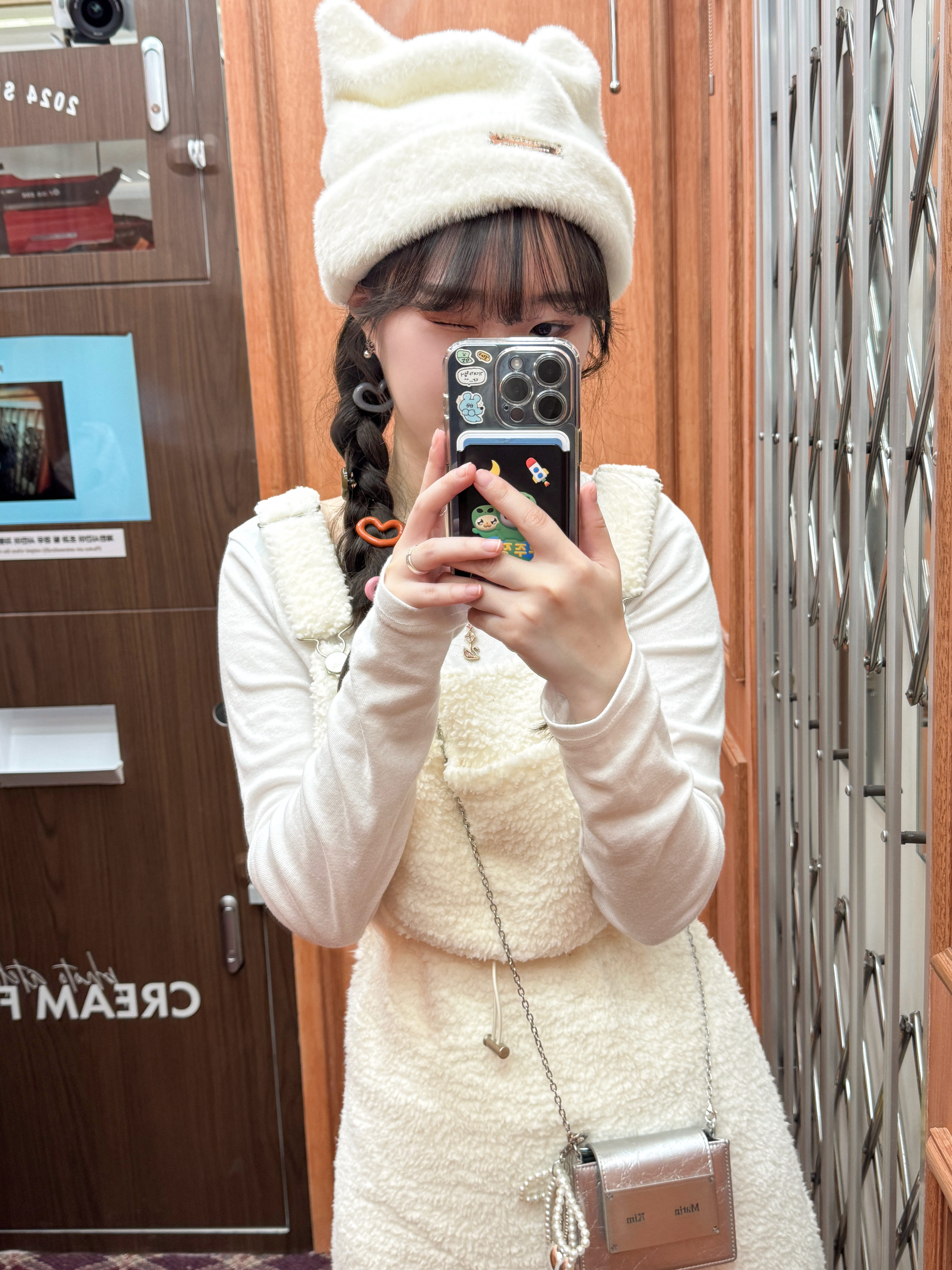 Matin Kim Accordion Mini Bag Silver, (W) Swarovski Dazzling Swan Y Necklace Pink Rose Gold Plated 착용 스타일 - 1