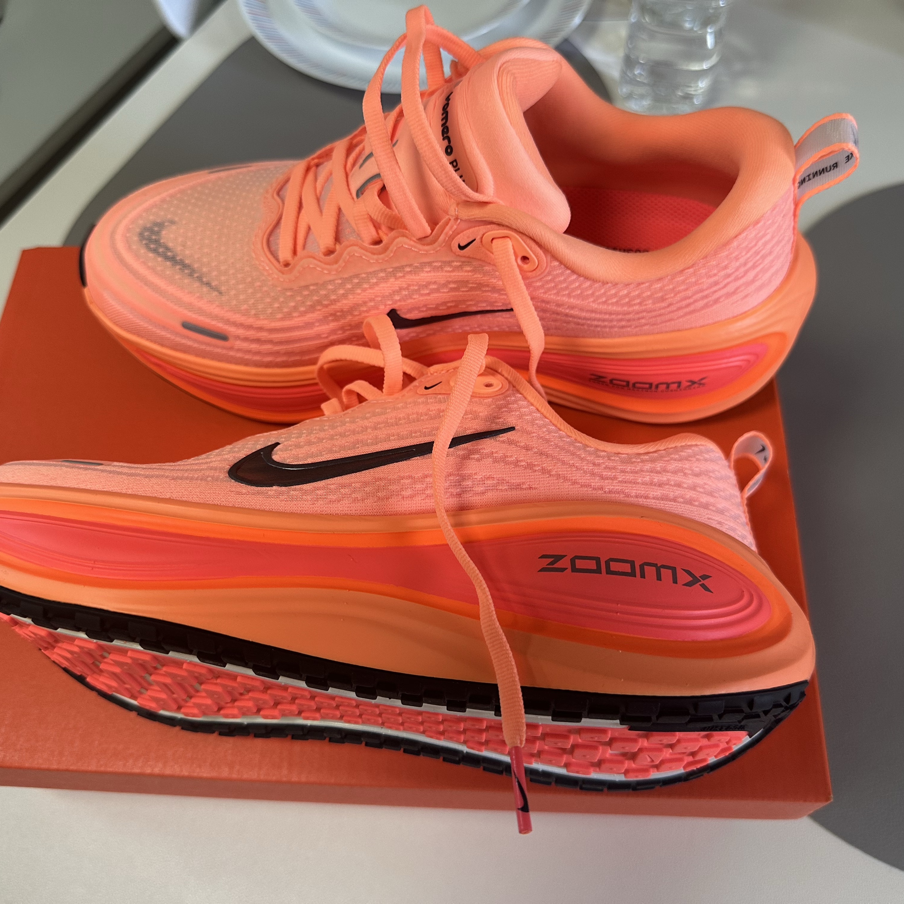 Nike Vomero Plus Orange Pulse Hot Lava 착용 스타일 - 4