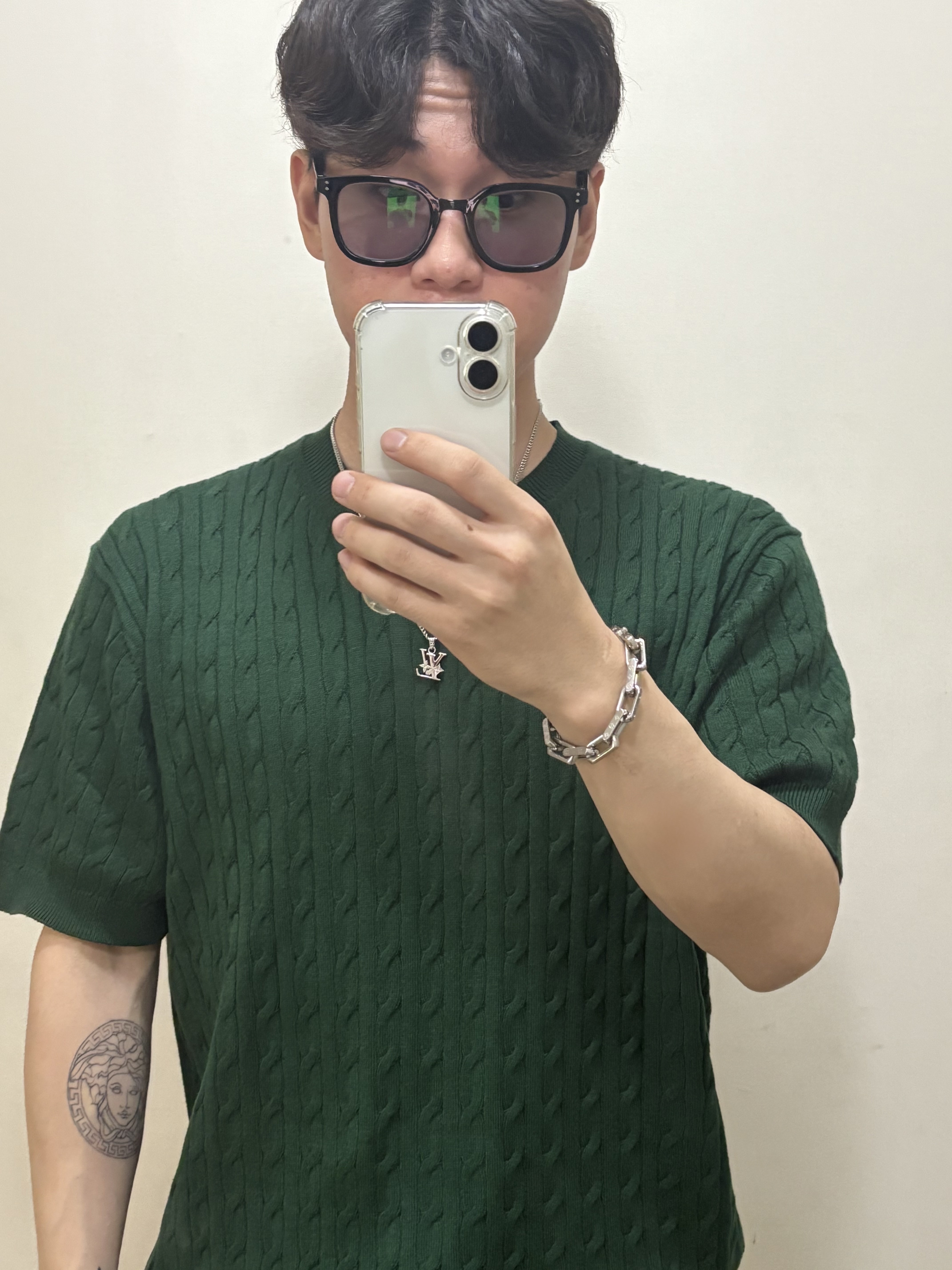 Louis Vuitton Monogram Chain Bracelet Silver, Louis Vuitton Monogram Row Pendant Silver 착용 스타일 - 1