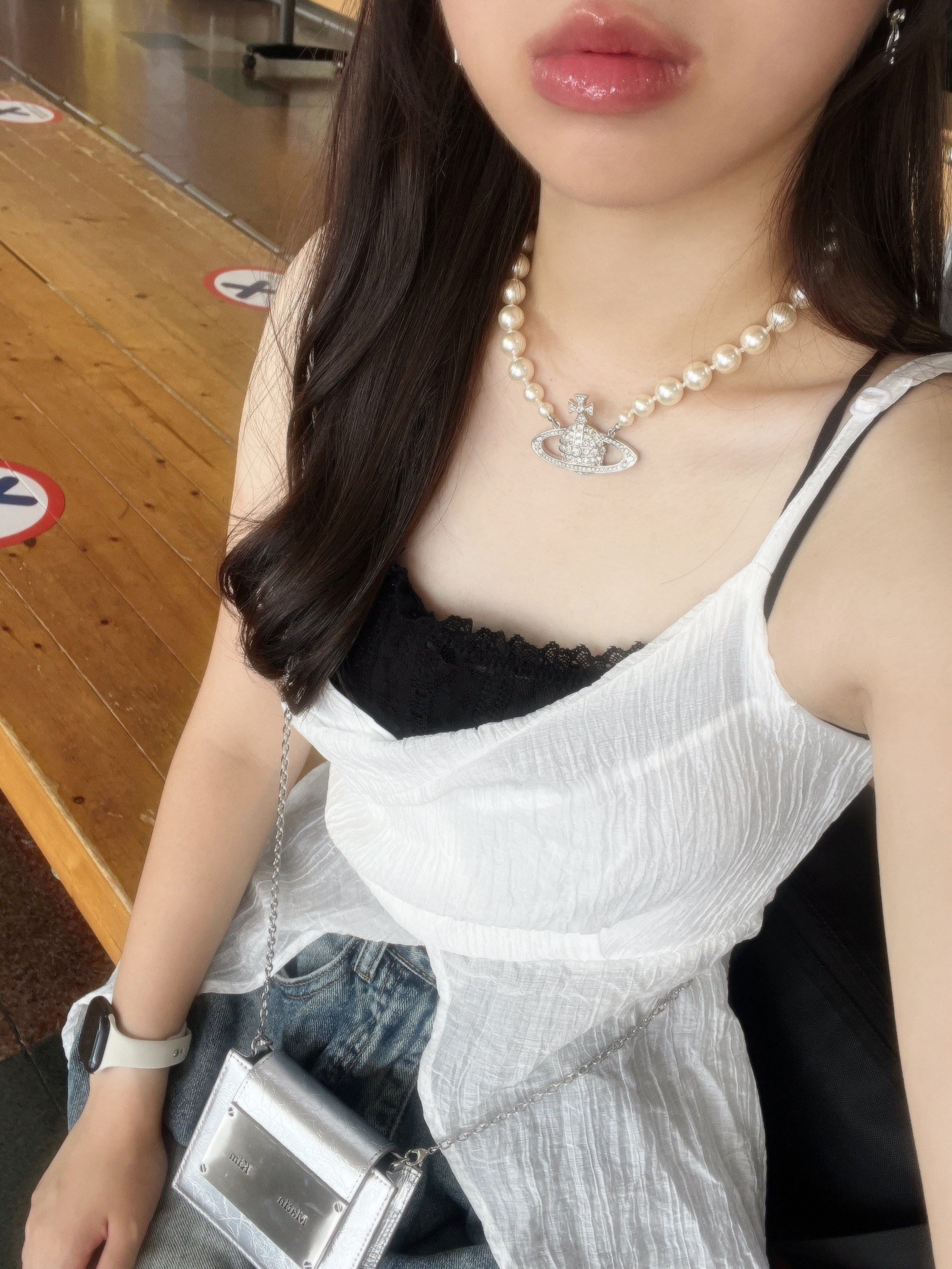 Vivienne Westwood One Row Pearl Bas Relief Choker Silver, Matin Kim Accordion Mini Bag Silver 착용 스타일 - 1