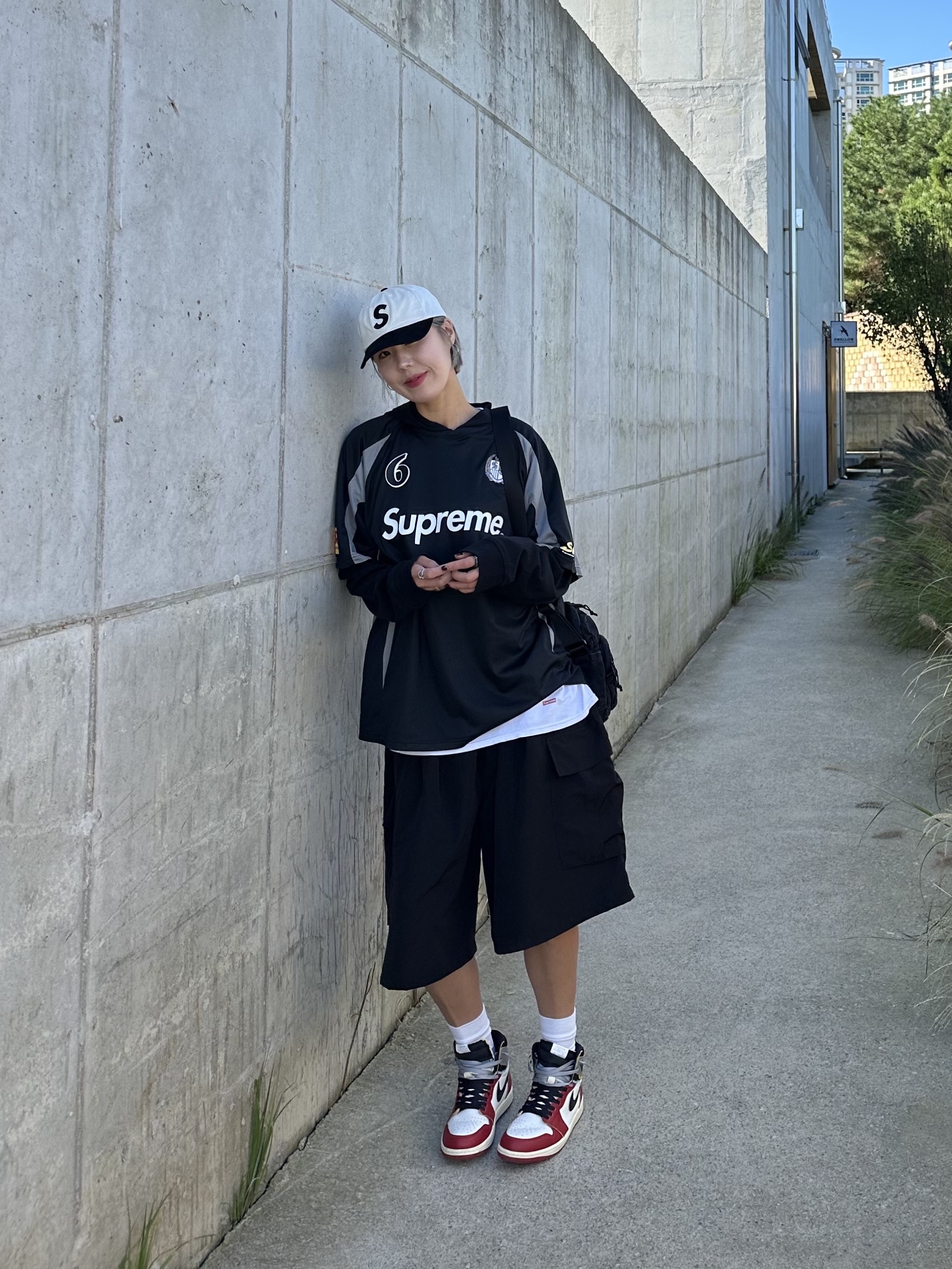 Supreme 2-Tone S Logo 6-Panel Stone - 24SS, Supreme Hooded Soccer Jersey Black - 23FW 착용 스타일 - 1