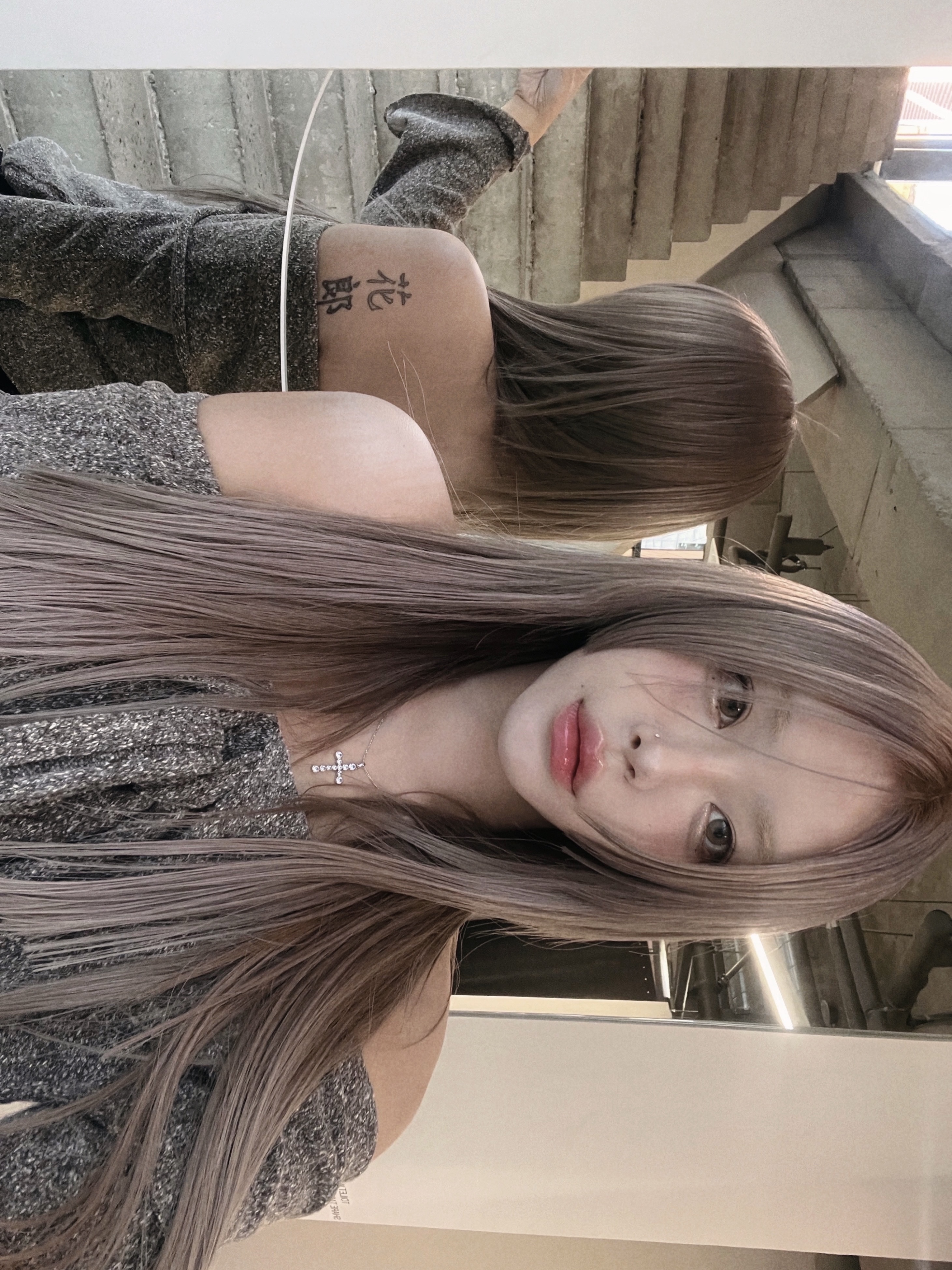 NUMBERING #3729 Round Brilliant Gradient Cross Necklace White 착용 스타일 - 2