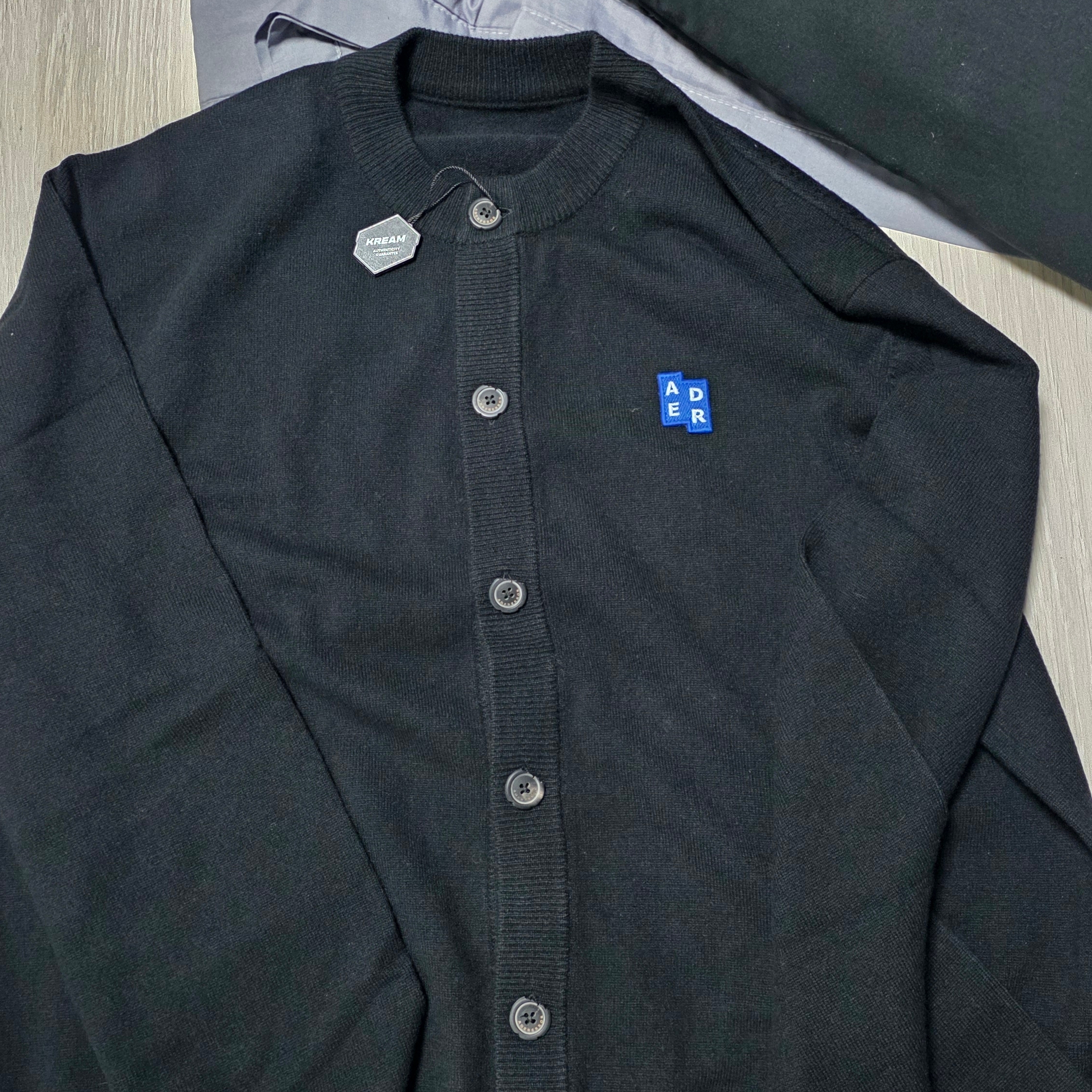 Ader Error Sig; TRS/BL Tag Cardigan 02 Black 착용 스타일 - 1