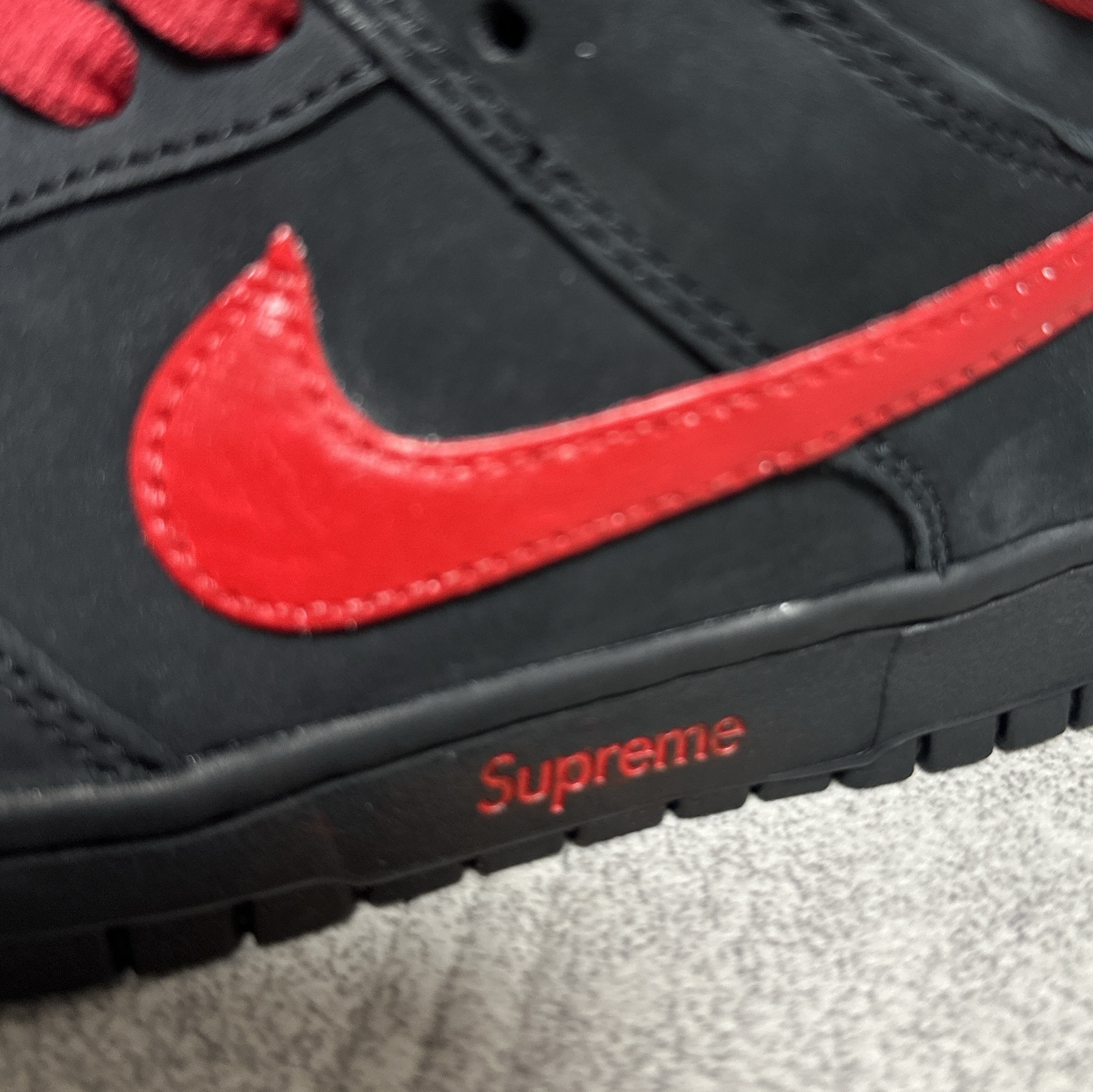 Nike x Supreme SB Dunk Low Black 착용 스타일 - 4