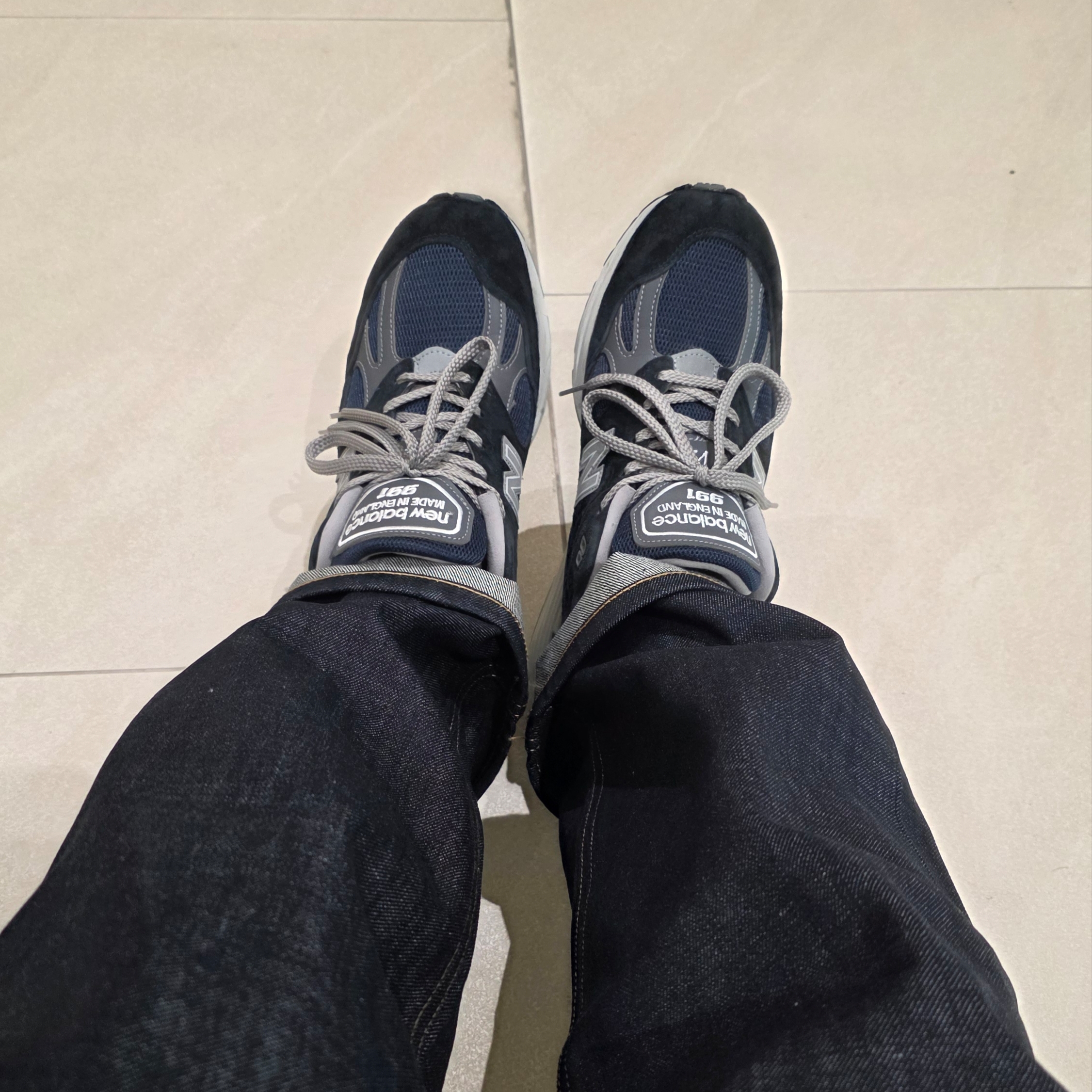 New Balance 991v2 Made in UK Dark Navy Smoked Pearl 착용 스타일