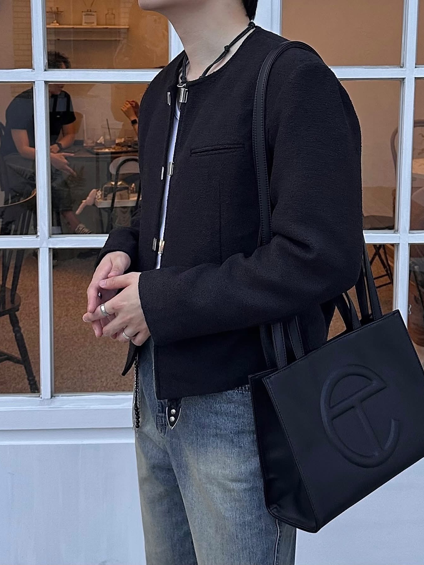 Our Legacy Ladon Leather Keychain Black, Telfar Medium Shopping Bag Black 착용 스타일 - 9