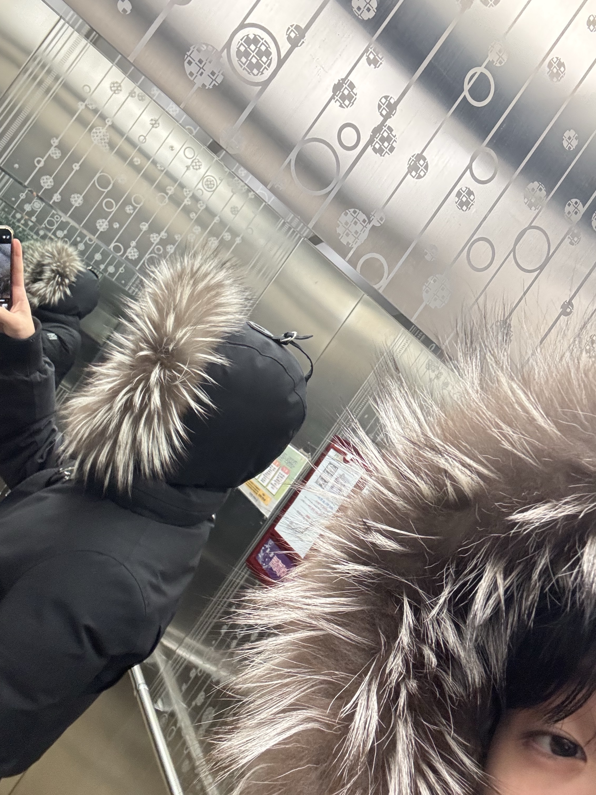 Mackage Dixon 2-In-1 Nordic Tech Down Bomber with Silver Fox Fur Black Silver, Apple AirPods Max Lightning Silver (Korean Ver.) 착용 스타일 - 2