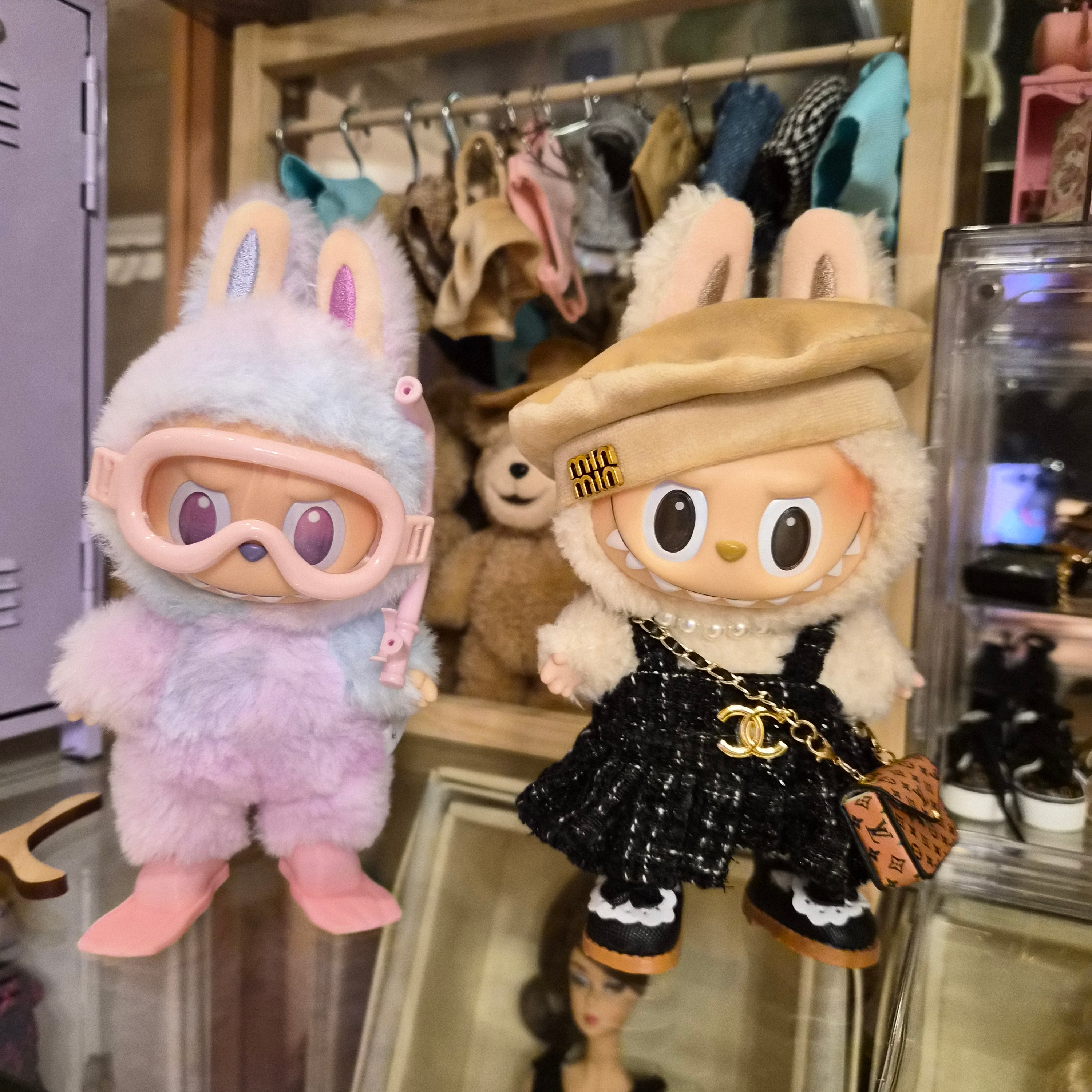 Pop Mart Labubu The Monsters Highlight Series Luck Keyring (Opened Case), Pop Mart The Monsters Labubu Tasty Macarons Series Sealed Case (6 Blind Boxes) 착용 스타일