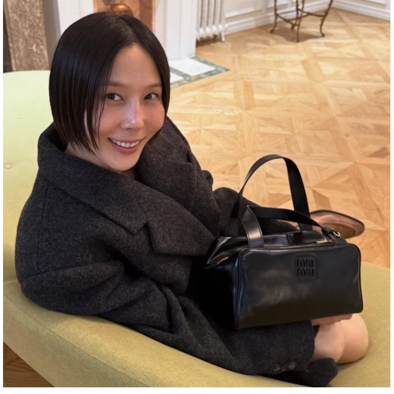 Miu Miu Leather Top Handle Bag Black 착용 스타일 - 3