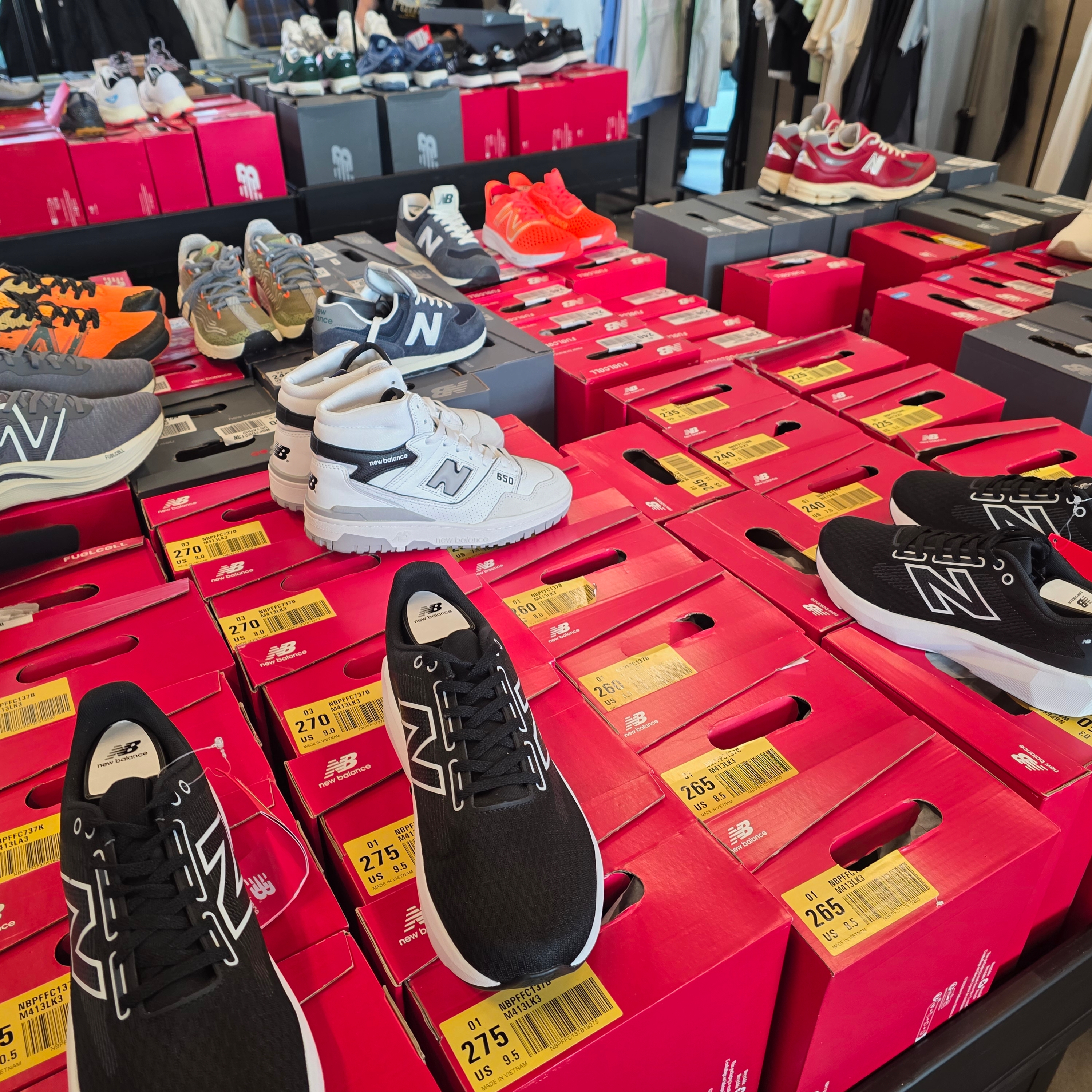 New Balance 650R White Black Angora, New Balance 2002R Red 착용 스타일 - 1