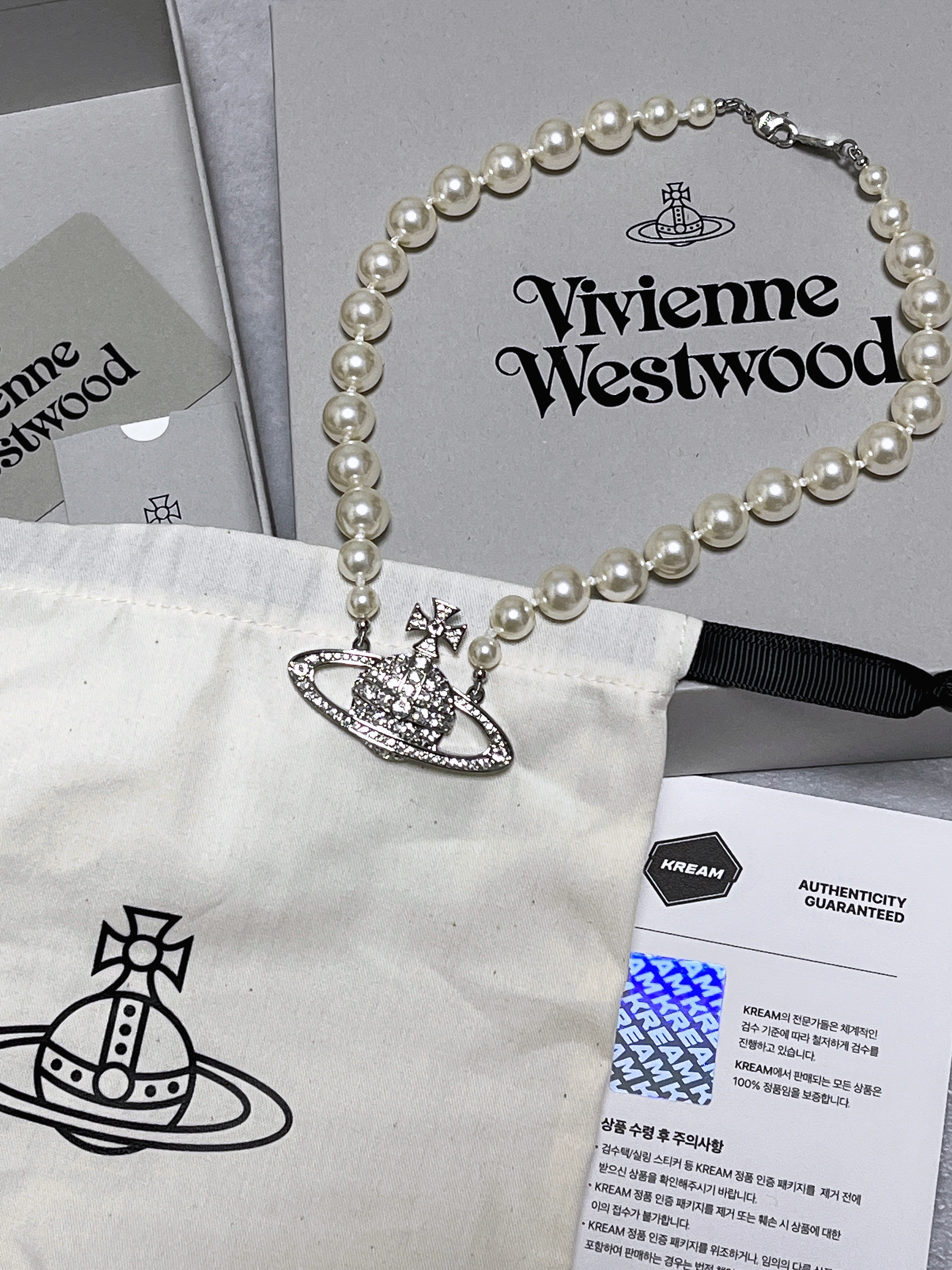 Vivienne Westwood One Row Pearl Bas Relief Choker Silver, Matin Kim Accordion Mini Bag Silver 착용 스타일 - 6