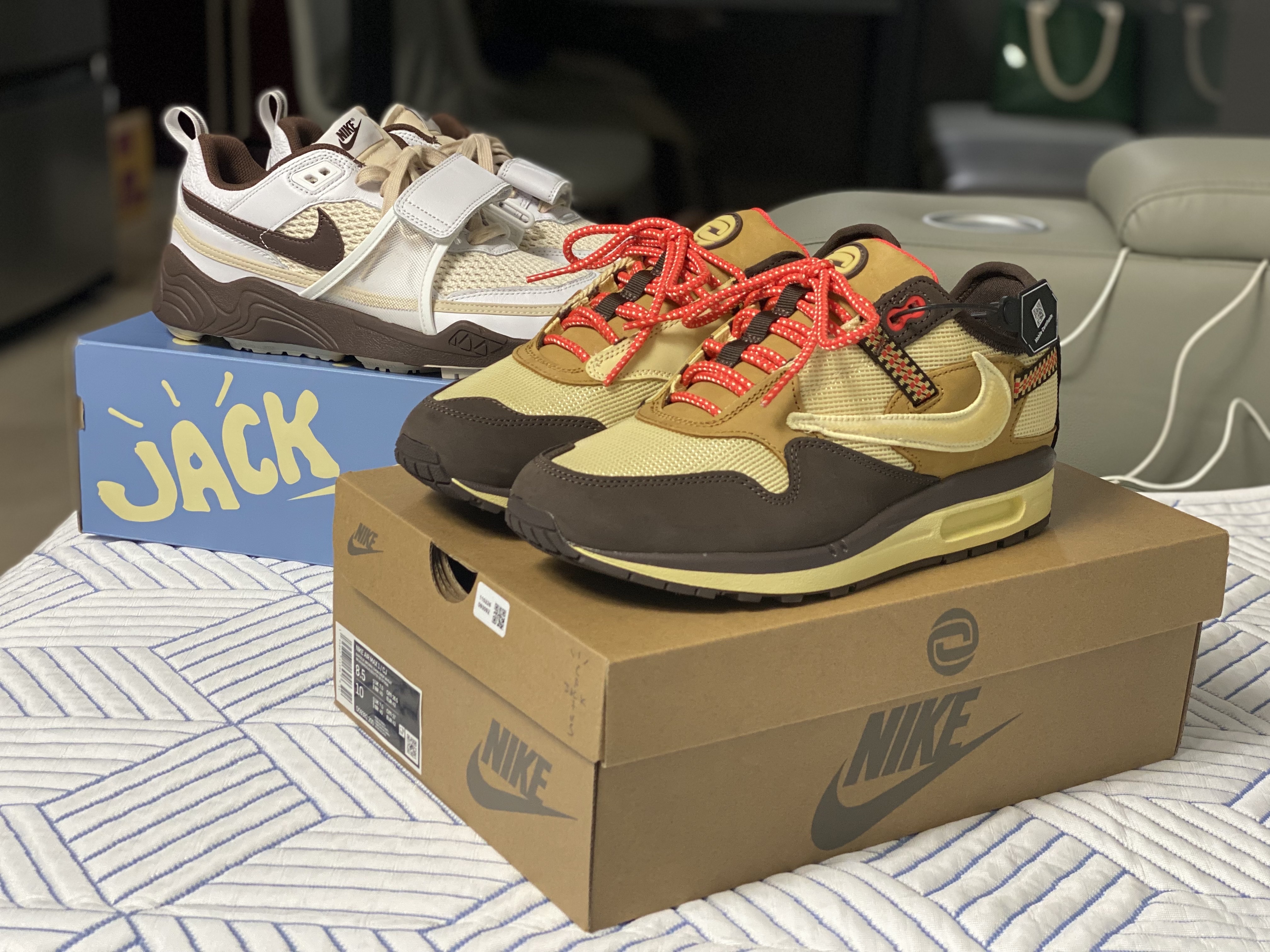 Nike x Travis Scott Zoom Field Jaxx White and Light Chocolate, Nike x Travis Scott Air Max 1 Cact.us Brown 착용 스타일