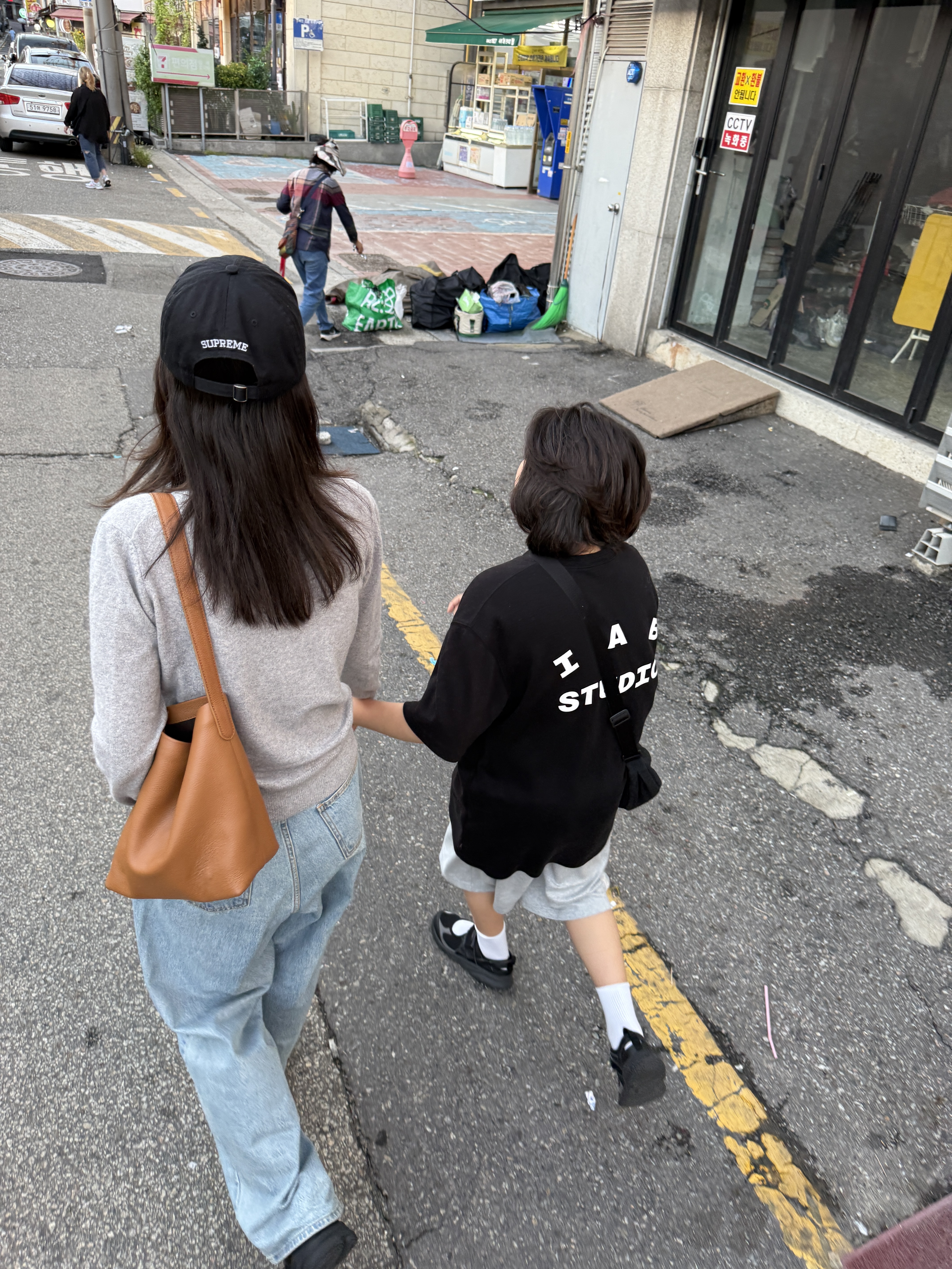 IAB Studio 10th Anniversary T-Shirts Pack White & Black (2 Pack), Supreme Splatter 6-Panel Black - 25FW 착용 스타일 - 7