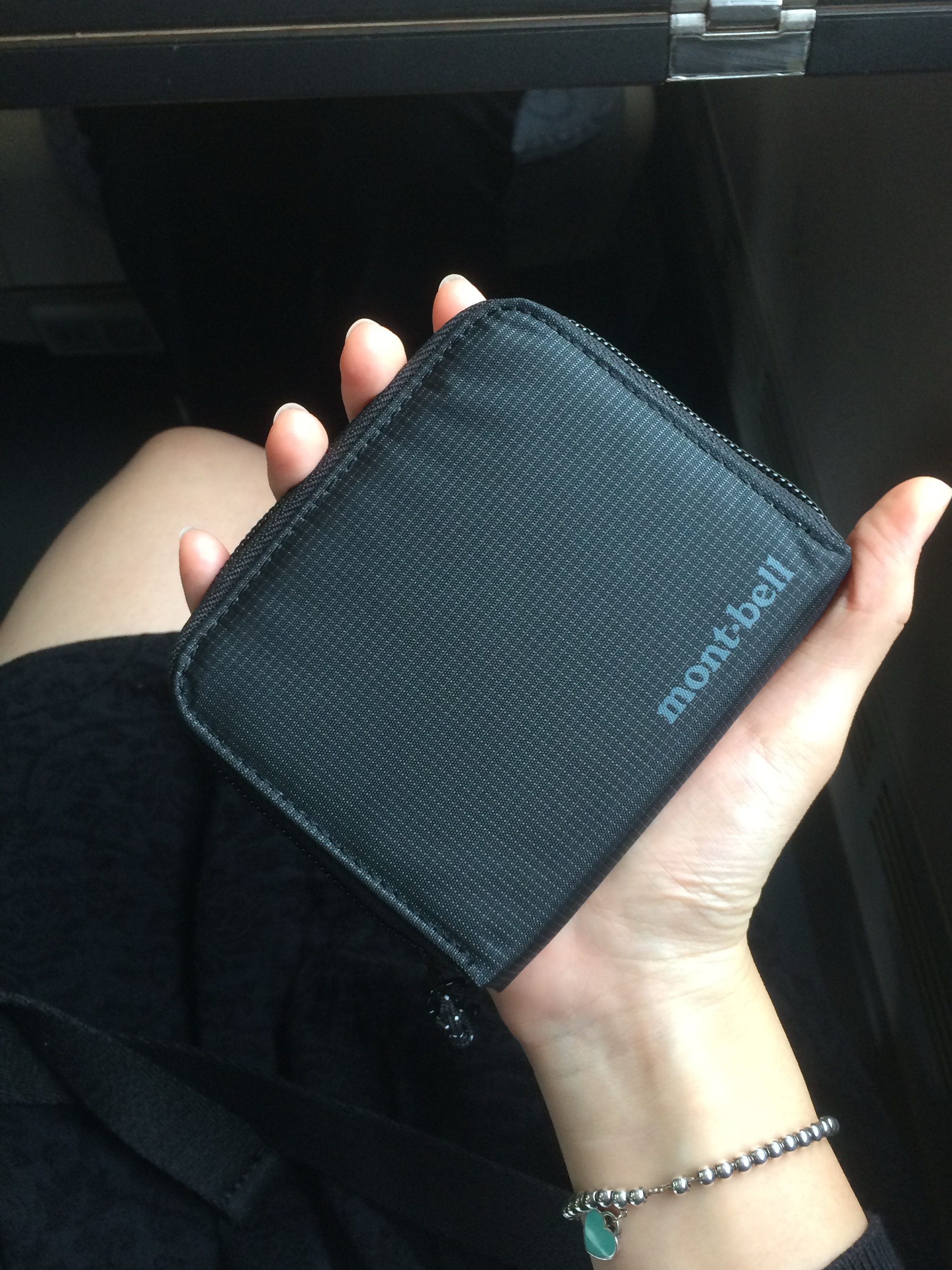 Montbell Zip Wallet Gray, Montbell Zip Wallet Black 착용 스타일 - 1