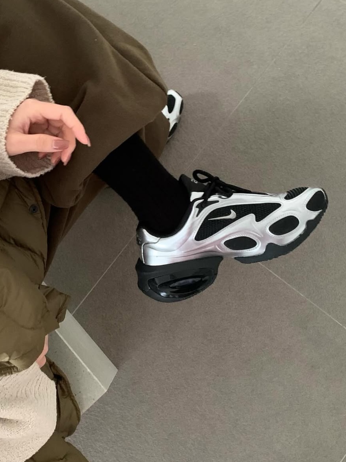 (W) Nike Air Max Muse Black and Metallic Silver 착용 스타일 - 1