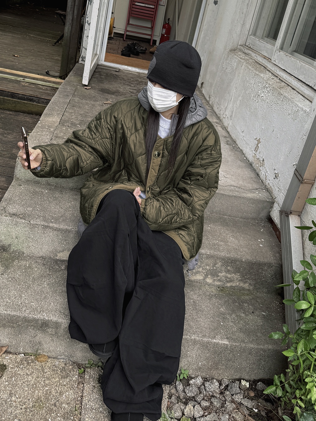 Sansan Gear Logo Beanie Black, UGG Tasman Black 착용 스타일 - 3
