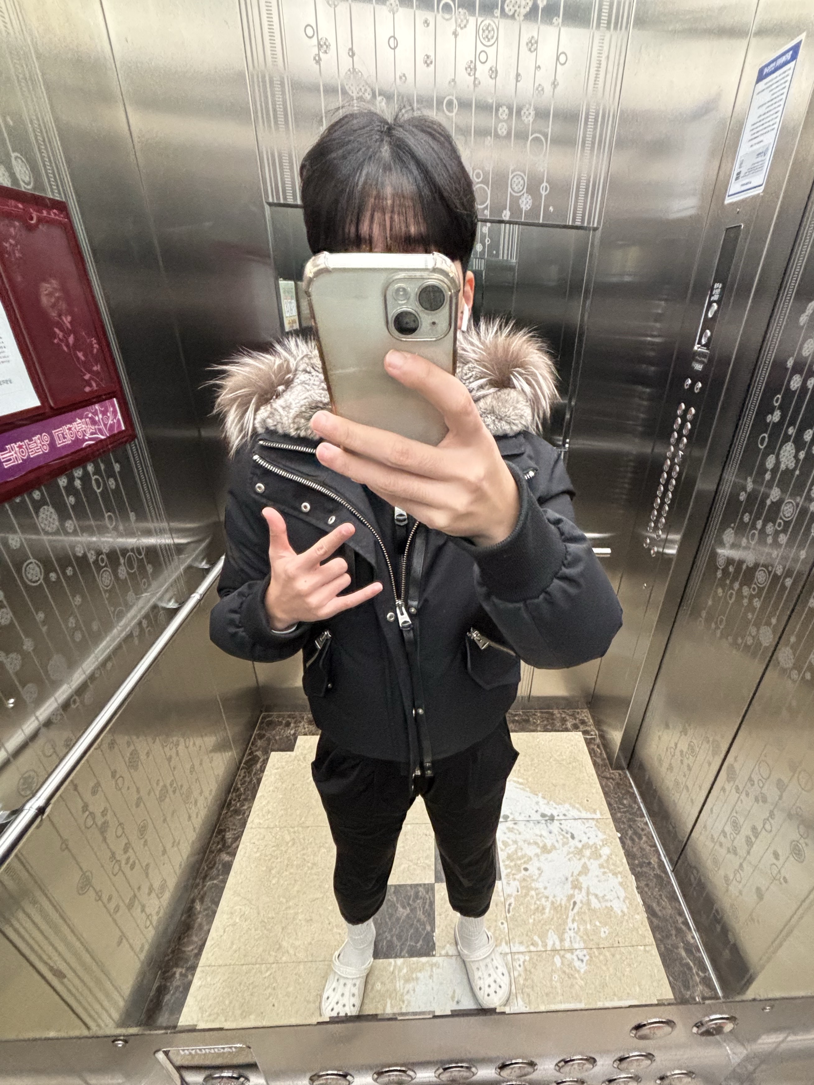 Mackage Dixon 2-In-1 Nordic Tech Down Bomber with Silver Fox Fur Black Silver, Apple AirPods Max Lightning Silver (Korean Ver.) 착용 스타일 - 4