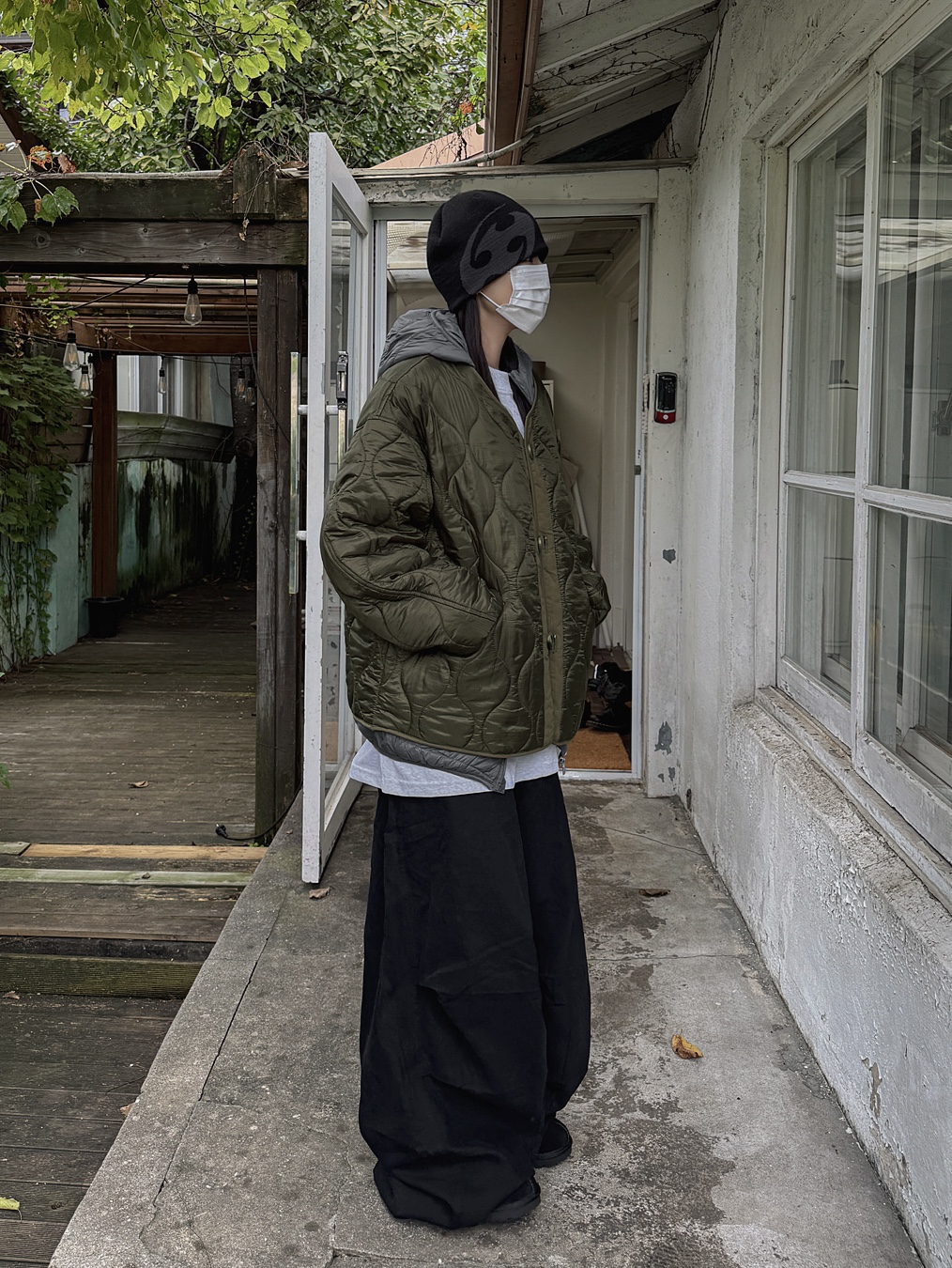 Sansan Gear Logo Beanie Black, UGG Tasman Black 착용 스타일 - 5