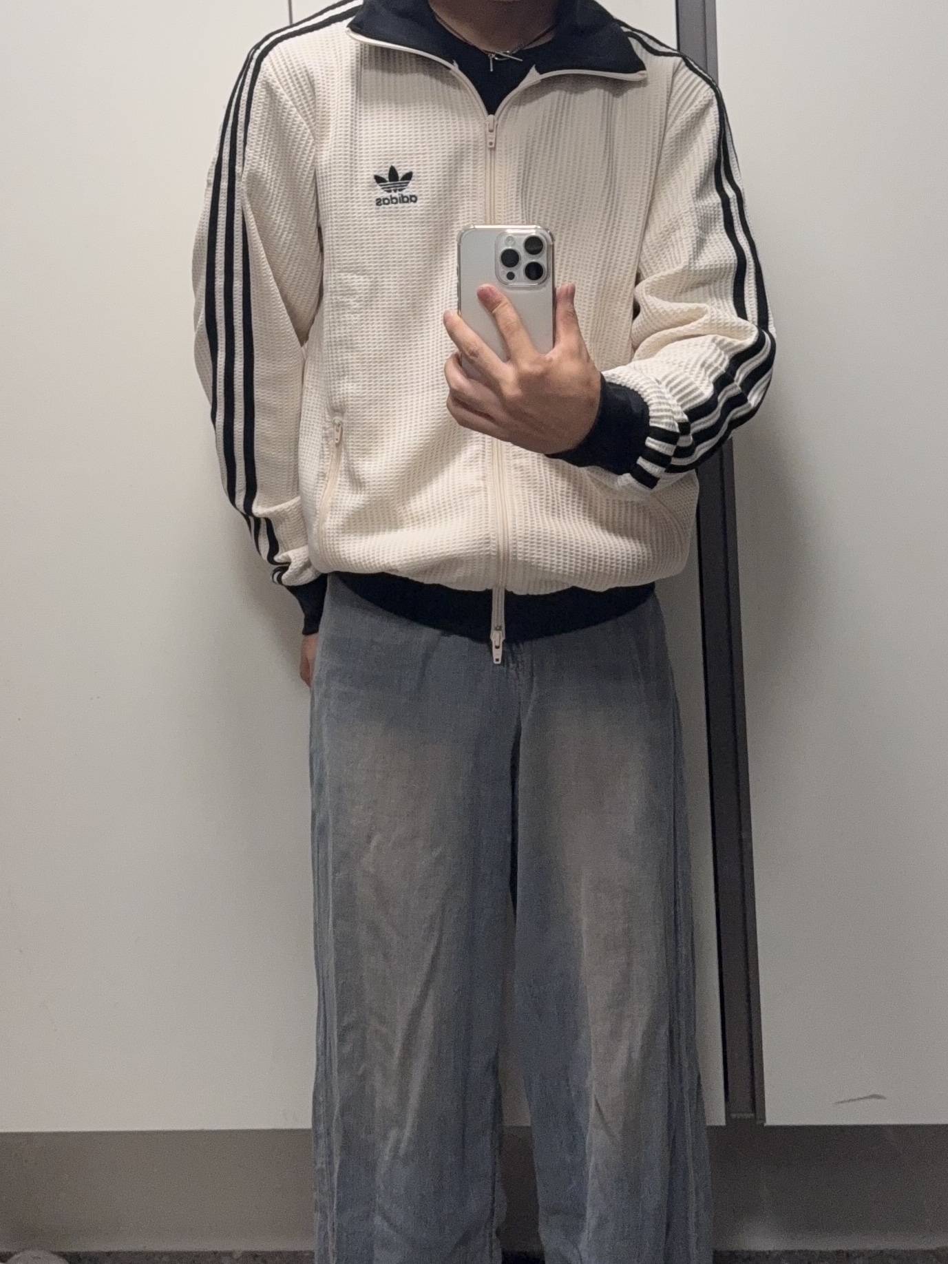 Apple iPhone 16 Pro 256GB White Titanium (Korean Ver.), Adidas Waffle Beckenbauer Track Top Wonder White - KR Sizing 착용 스타일 - 1