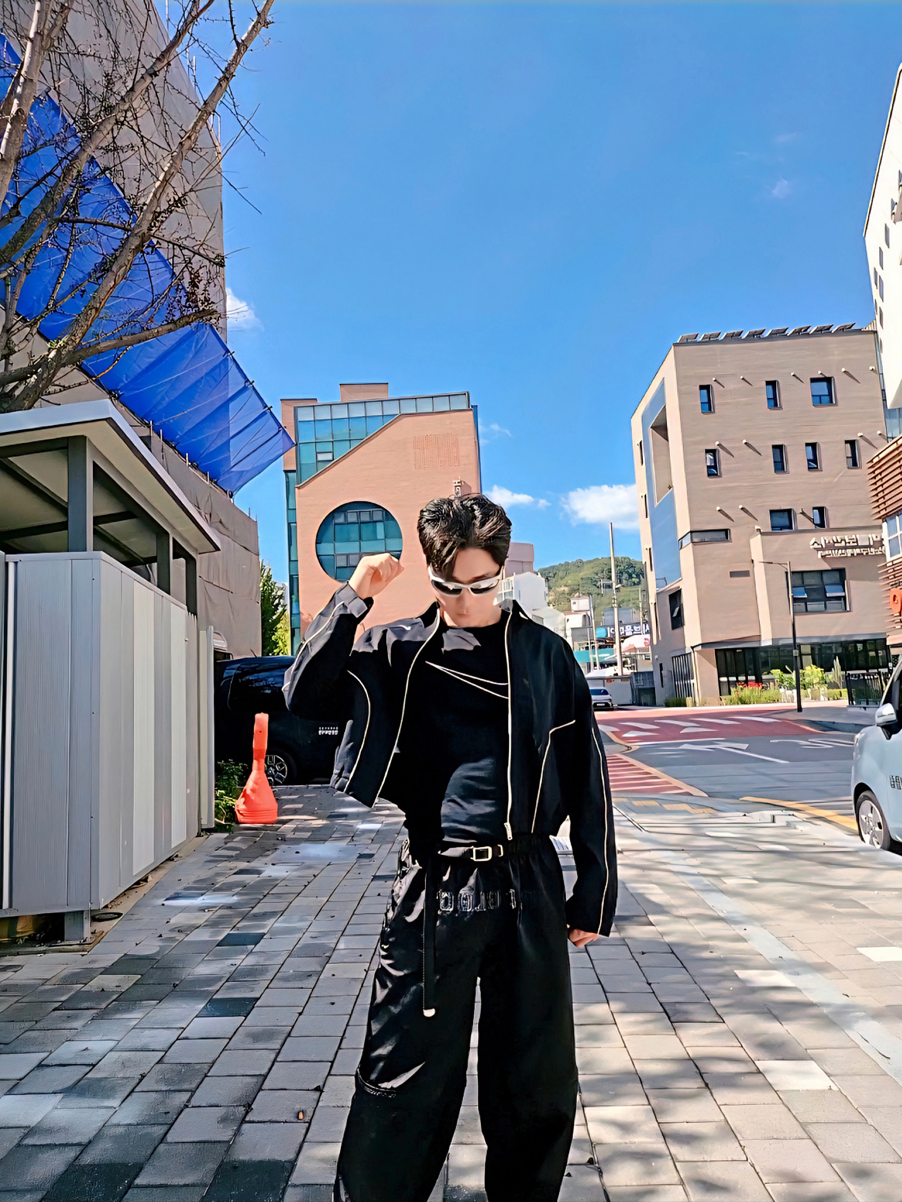 Balenciaga Swift Oval Sunglasses Silver, (W) Nike NSW Woven Jacket Black - Asia 착용 스타일