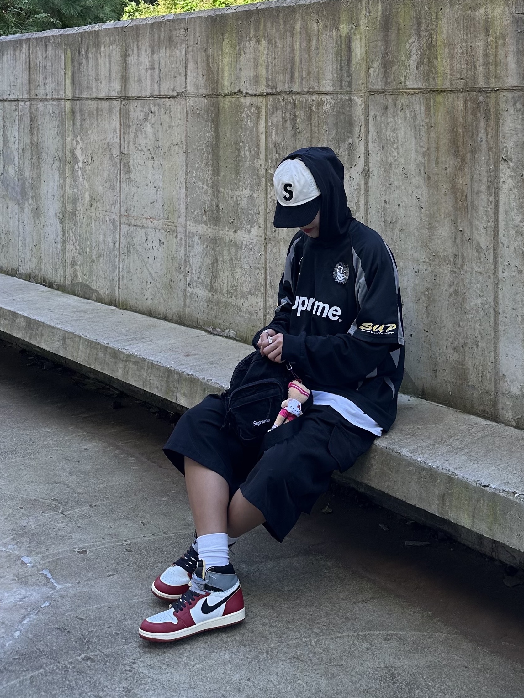 Supreme 2-Tone S Logo 6-Panel Stone - 24SS, Supreme Hooded Soccer Jersey Black - 23FW 착용 스타일 - 3