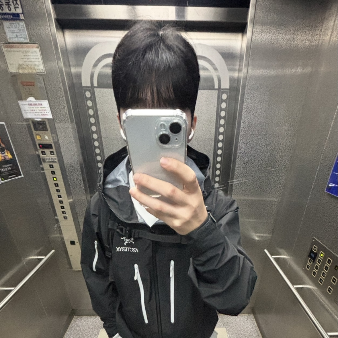 Arc'teryx Alpha SV Jacket Orca 착용 스타일 - 4