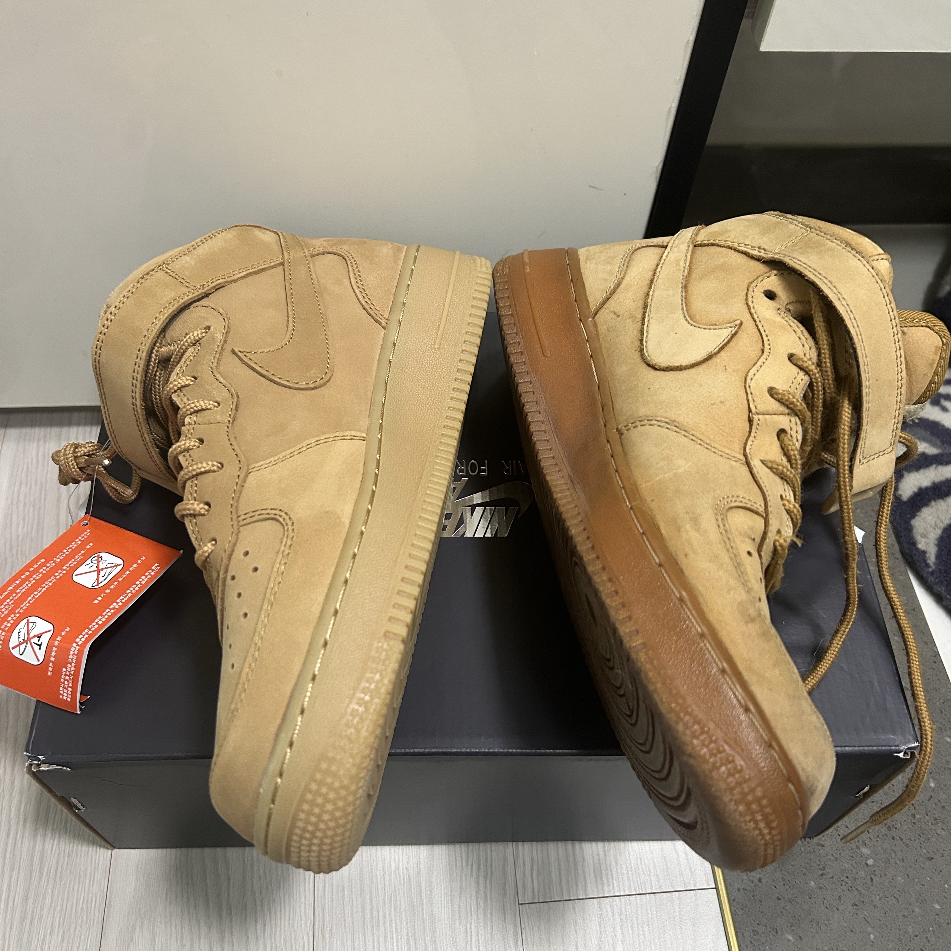 Nike Air Force 1 Mid Flax and Outdoor Green 착용 스타일 - 2